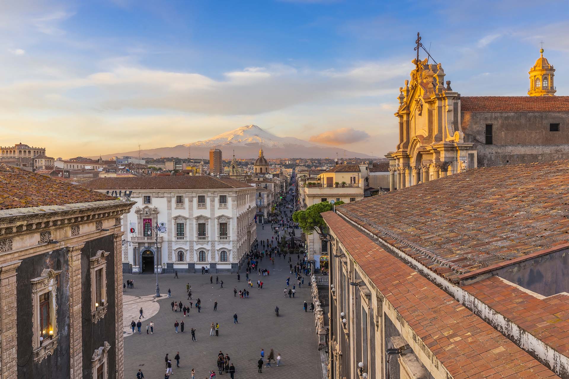 Il Barocco di Catania, vista panoramica da Piazza Duomo con l’Etna sullo sfondo