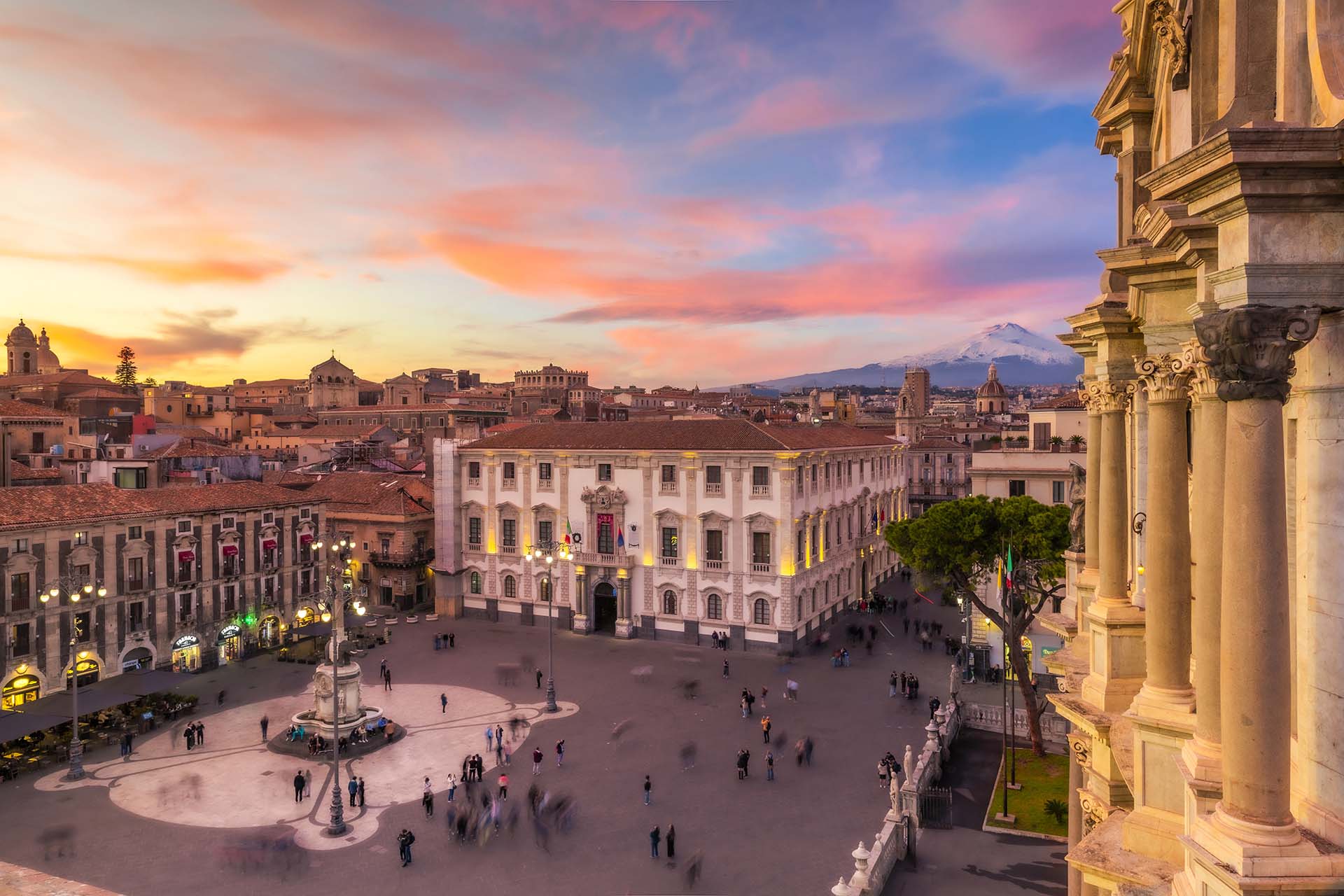 Catania Piazza Duomo, la Cattedrale e Palazzo dei Chierici con vista sull’Etna