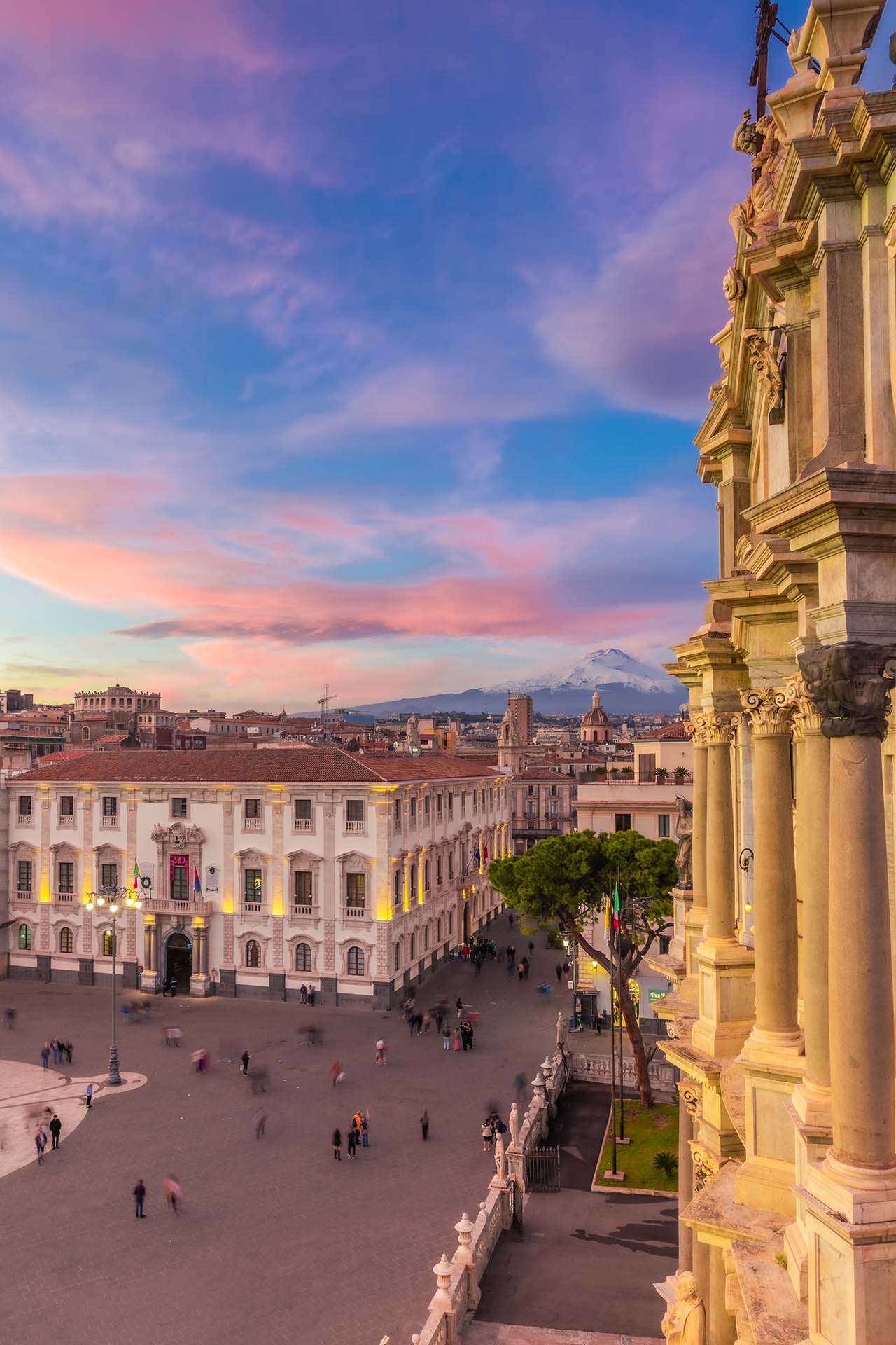 SAFF7654-HDR-2-Catania Piazza Duomo, la Cattedrale e Palazzo dei Chierici con vista sull'Etna