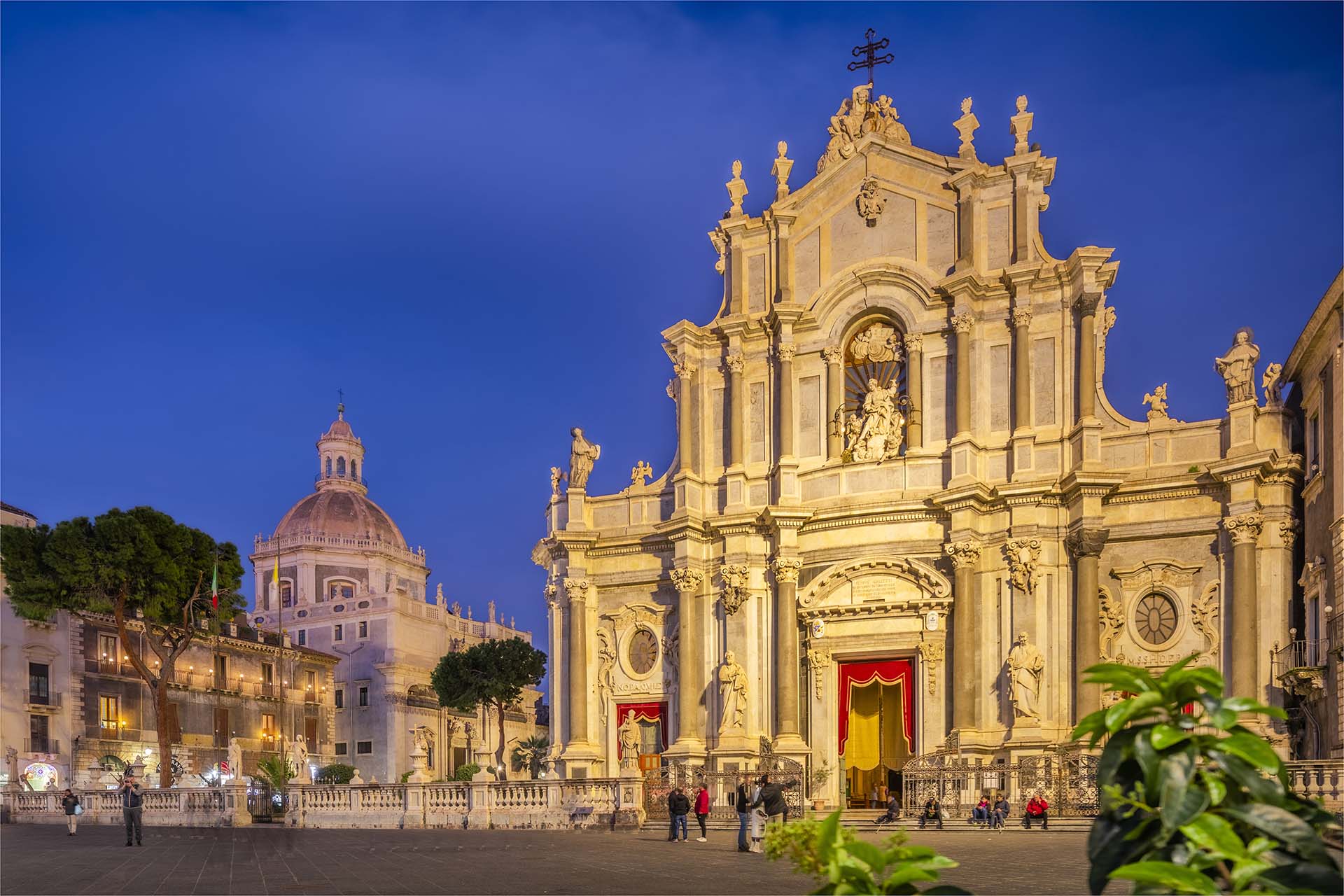 Sotto lo sguardo di Agata, Il Duomo e la Badia nel cuore di Catania