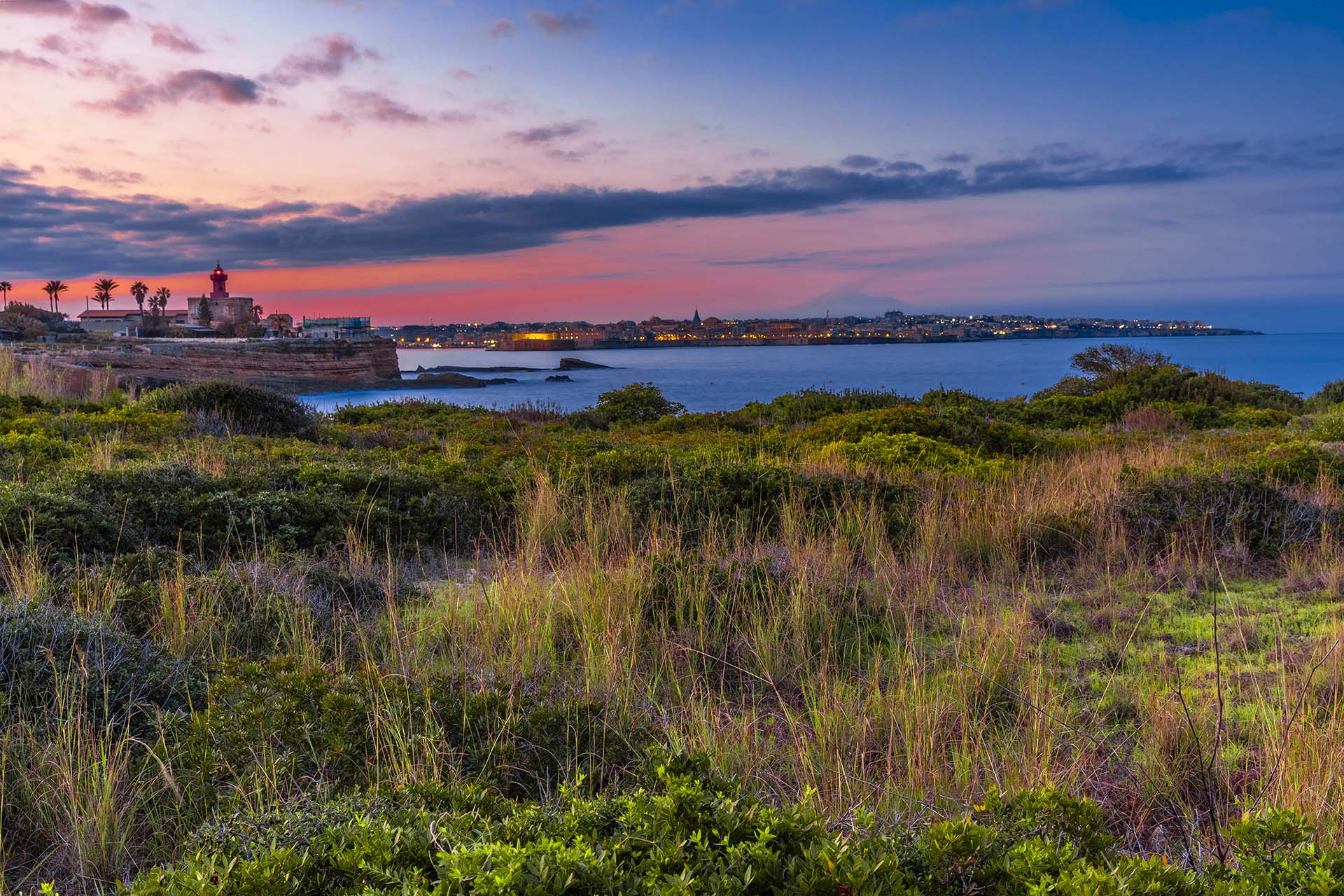 La sentinella del Plemmirio, il Faro di Punta Castelluccio guarda Ortigia e l’Etna