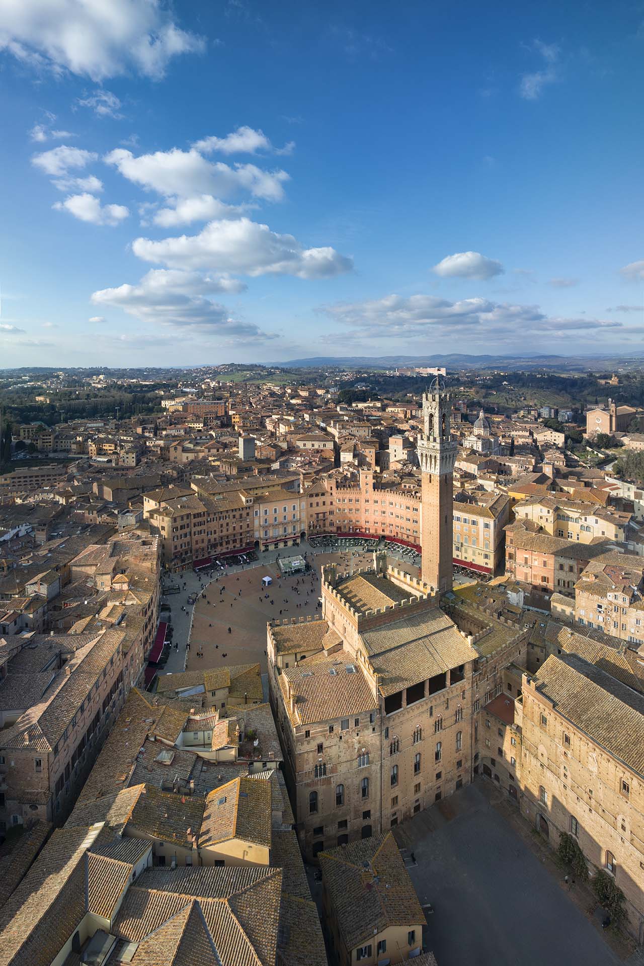 Piazza del Campo e la città di Siena vista dal cielo: uno spettacolo unico nel cuore della Toscana.