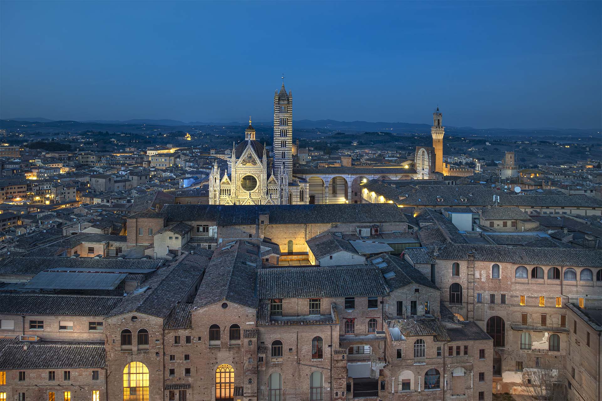 Il centro storico di Siena con il Duomo e la Torre del mangia.