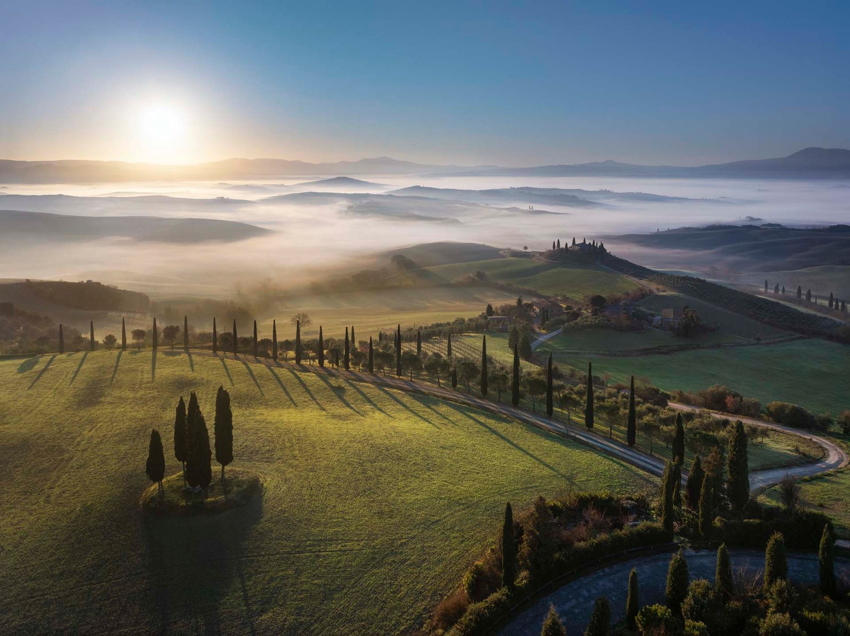 Paesaggio della Val d'Orcia all'alba.
