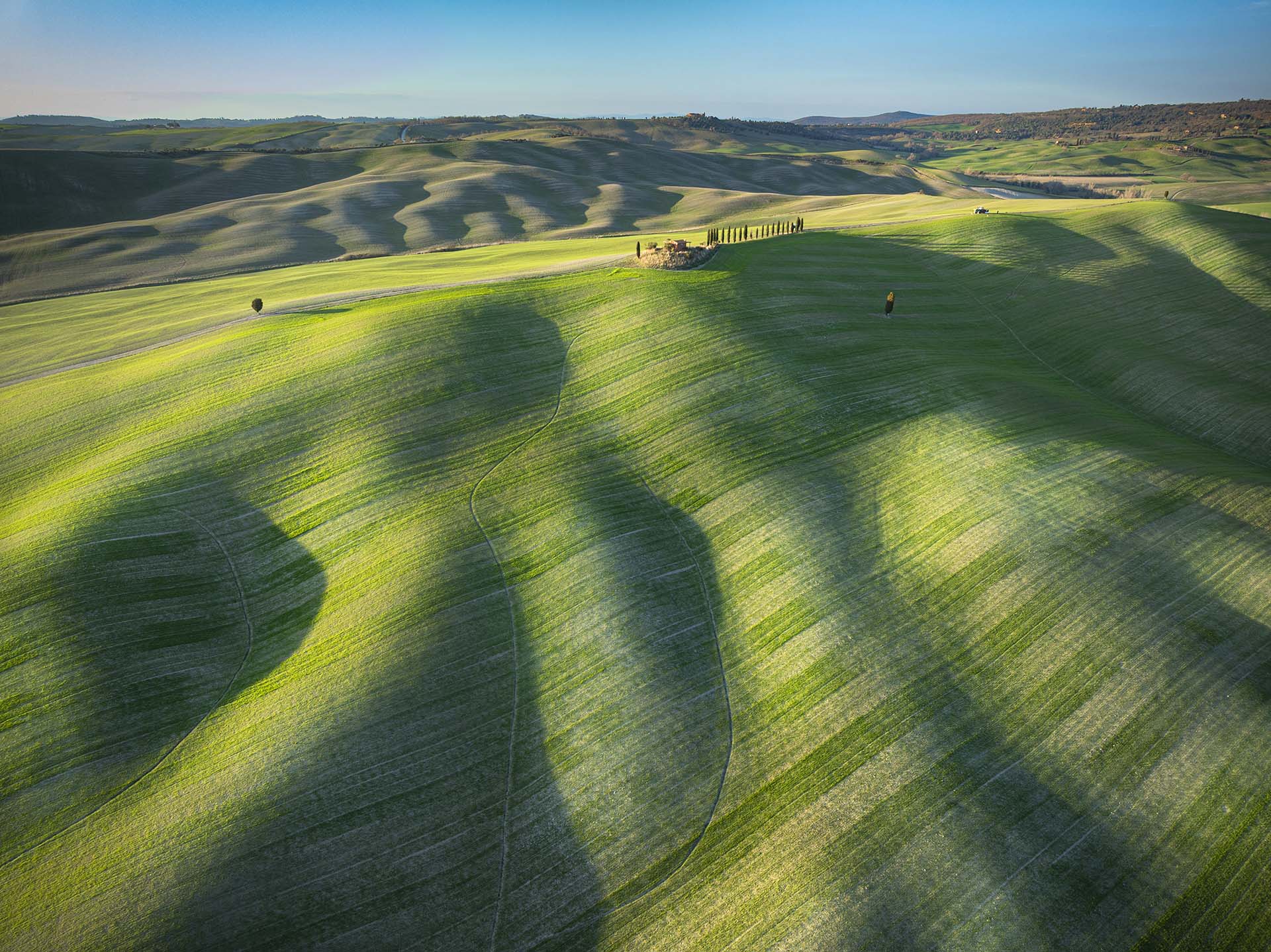 Le sinuose colline coltivate della Val d’Orcia: paesaggio patrimonio UNESCO tra natura, storia e fotografia.