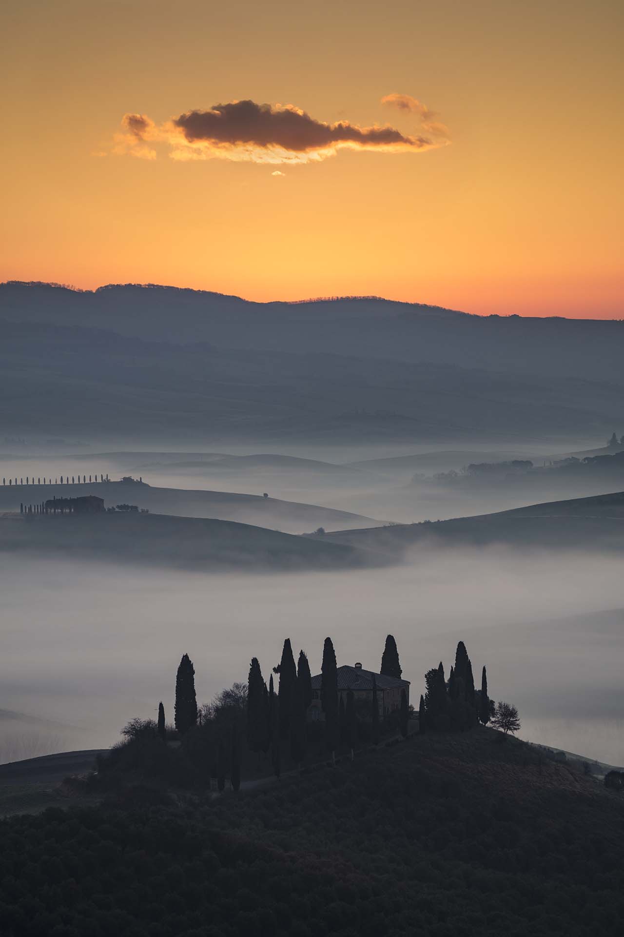 Val d’Orcia: Casolari Tipici tra le Colline Patrimonio UNESCO della Toscana.