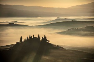 Casolare tera le colline della Val d'orcia nella Toscana senese.