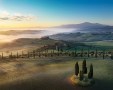 Paesaggio con cipressi e Monte Amiata in Val d'orcia nella Toscana senese.