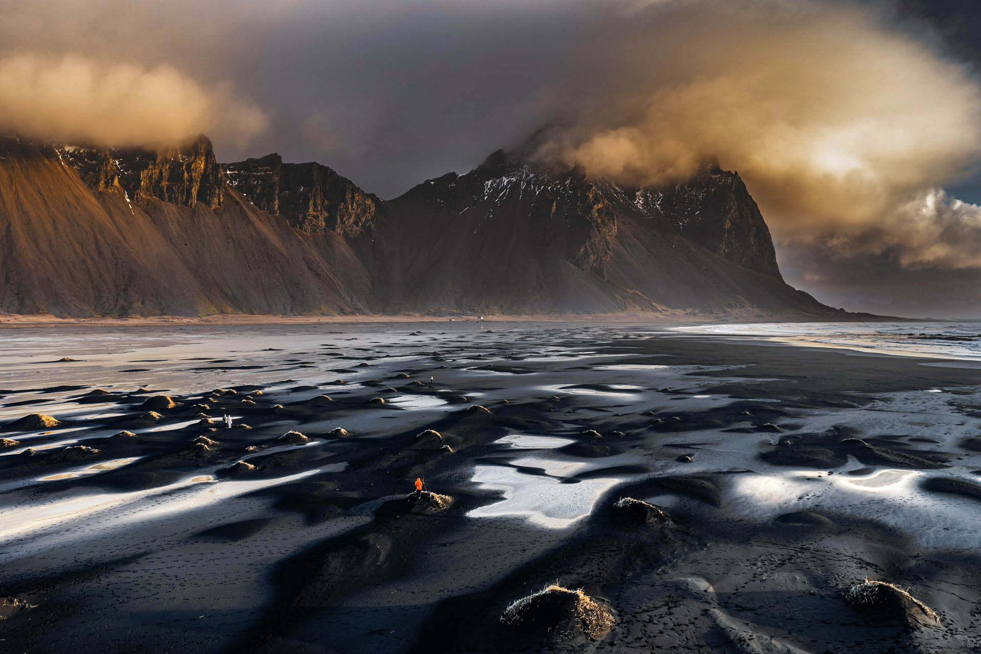 Vestrahorn: Il Gigante d’Islanda tra Sabbie Nere e Luci Epiche