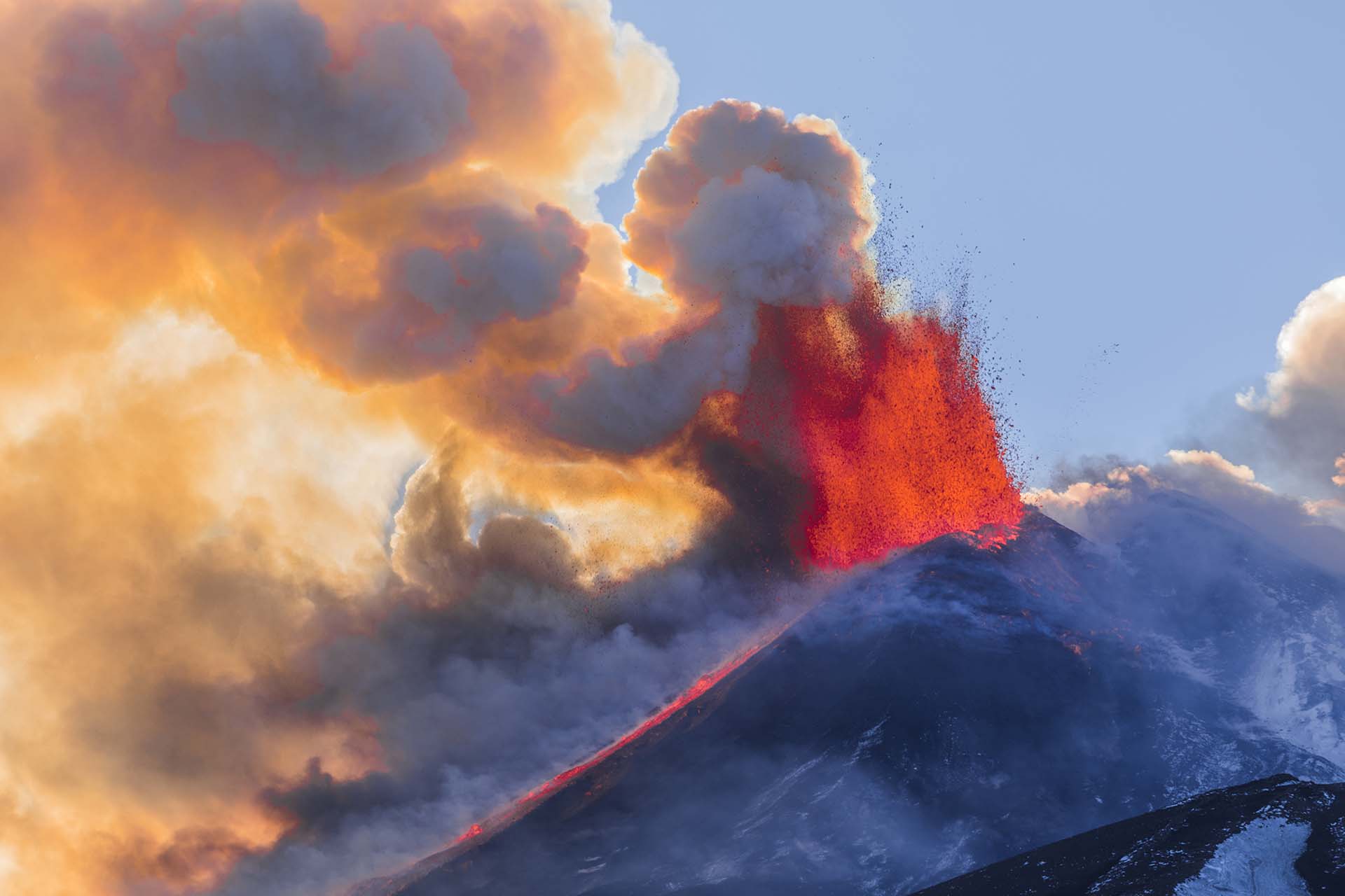 0A1A9842-Attività vulcanica sull'Etna, fontana di magma dal cratere sud-est