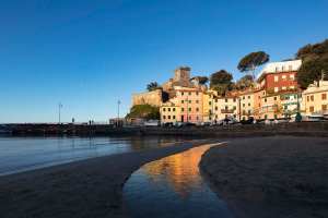 San Terenzo , frazione di Lerici con il castello all'alba.