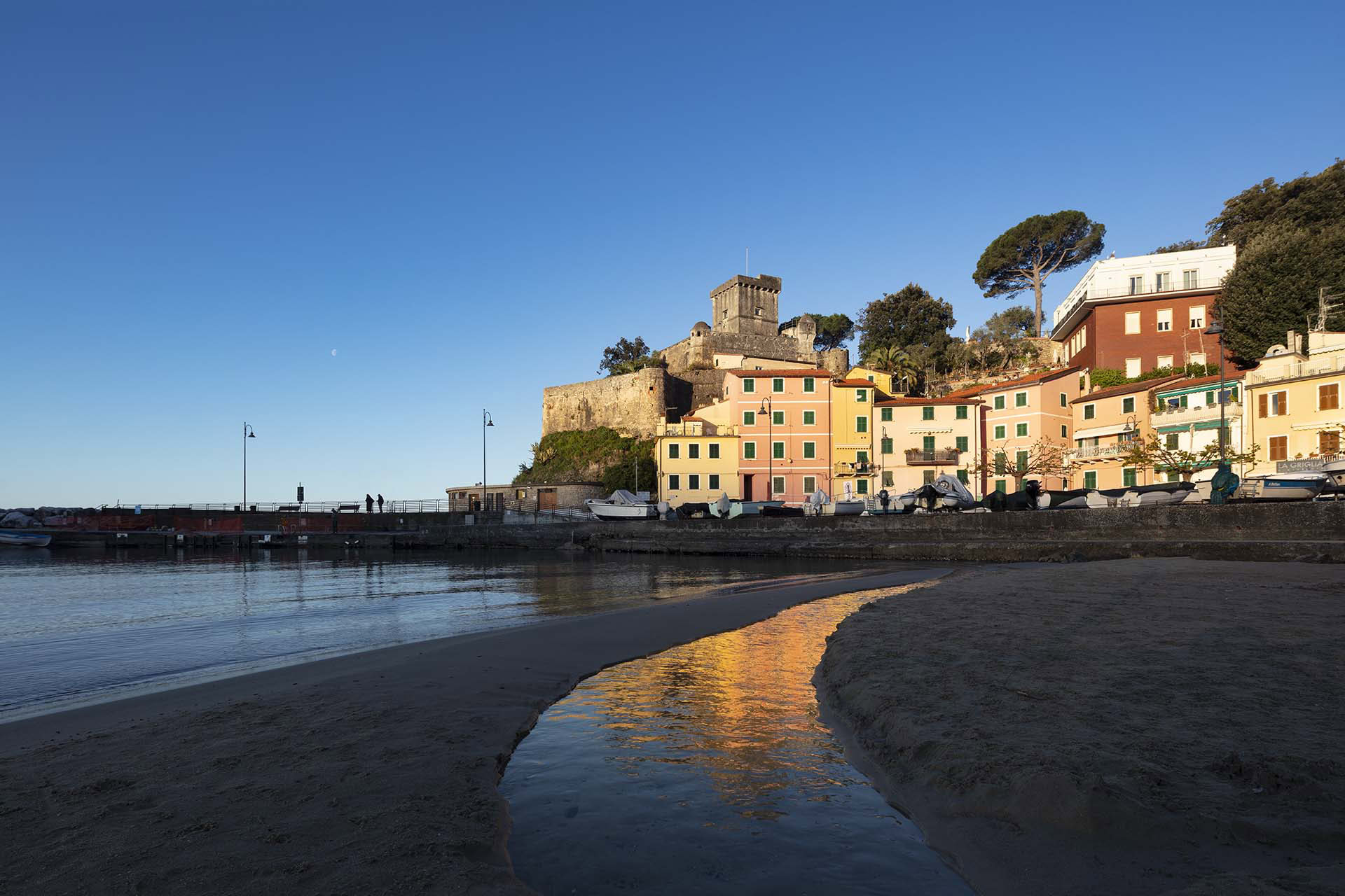 San Terenzo , frazione di Lerici con il castello all'alba.