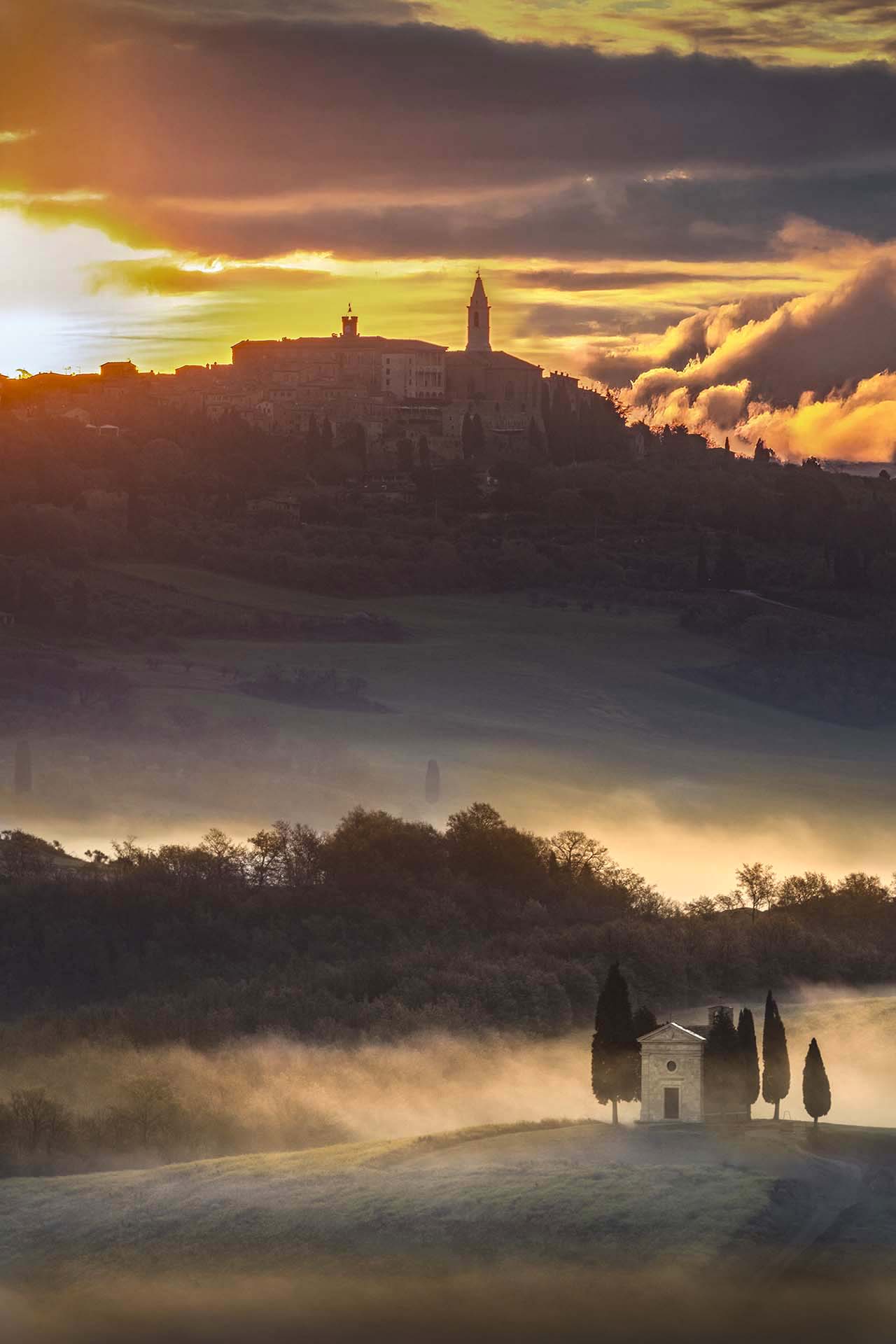 Paesaggio della Val d'Orcia con la cappella di Vitaleta e Pienza.