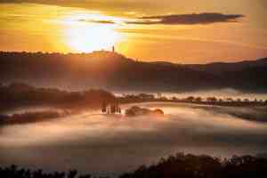 Paesaggio della Val d'Orcia con la cappella di Vitaleta e Pienza