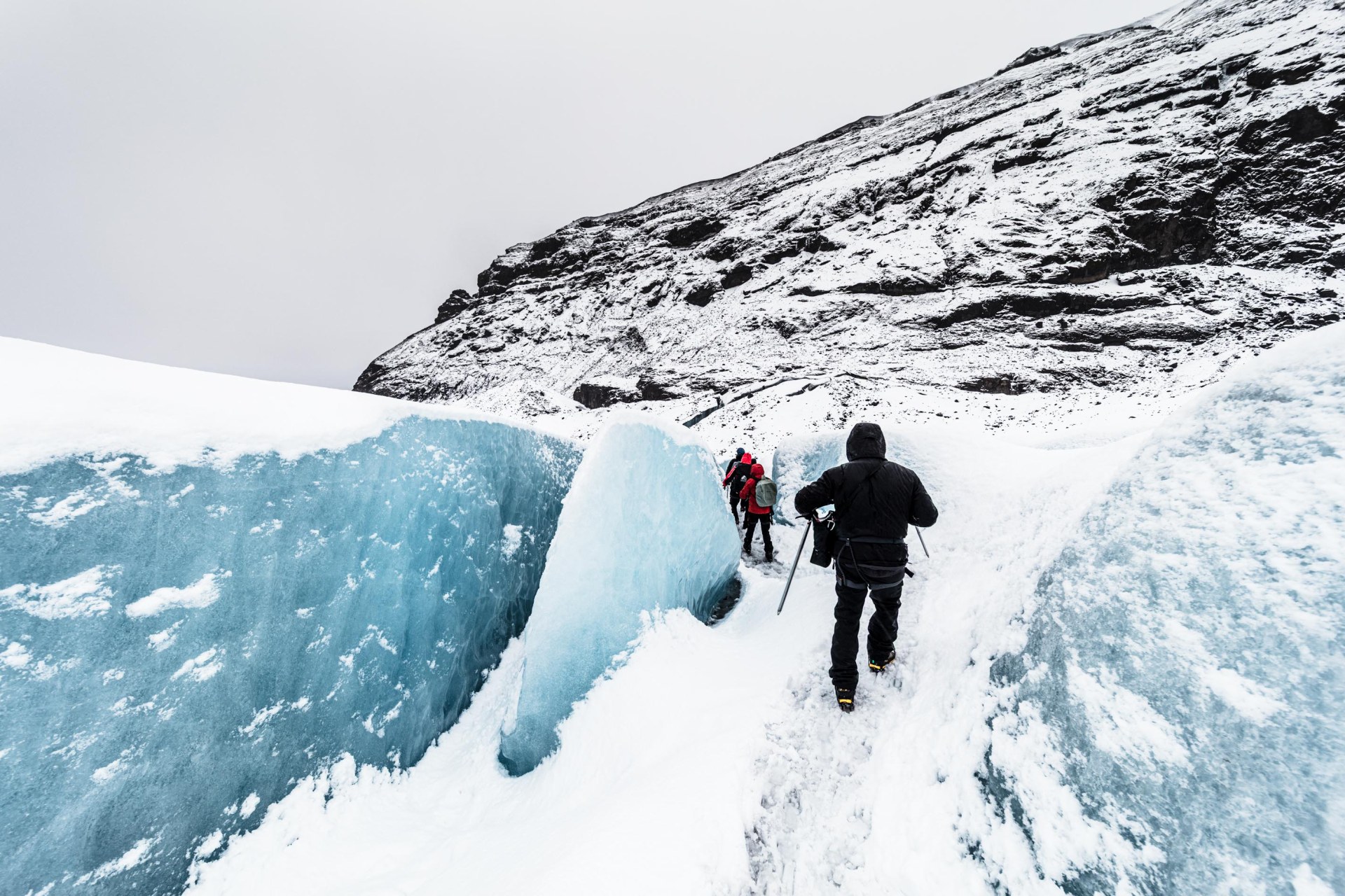 Immagine di escursionisti che attraversano un ghiacciaio nel Vatnajökull, con paesaggi ghiacciati e.