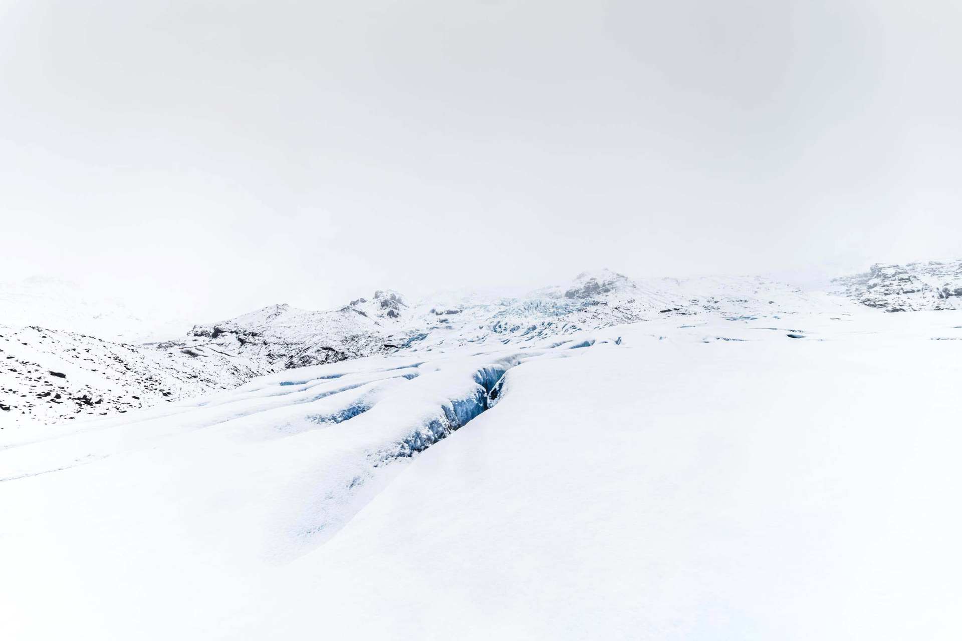 Ghiacciaio imponente sotto il Vatnajökull in Islanda, con crepacci e neve fresca.