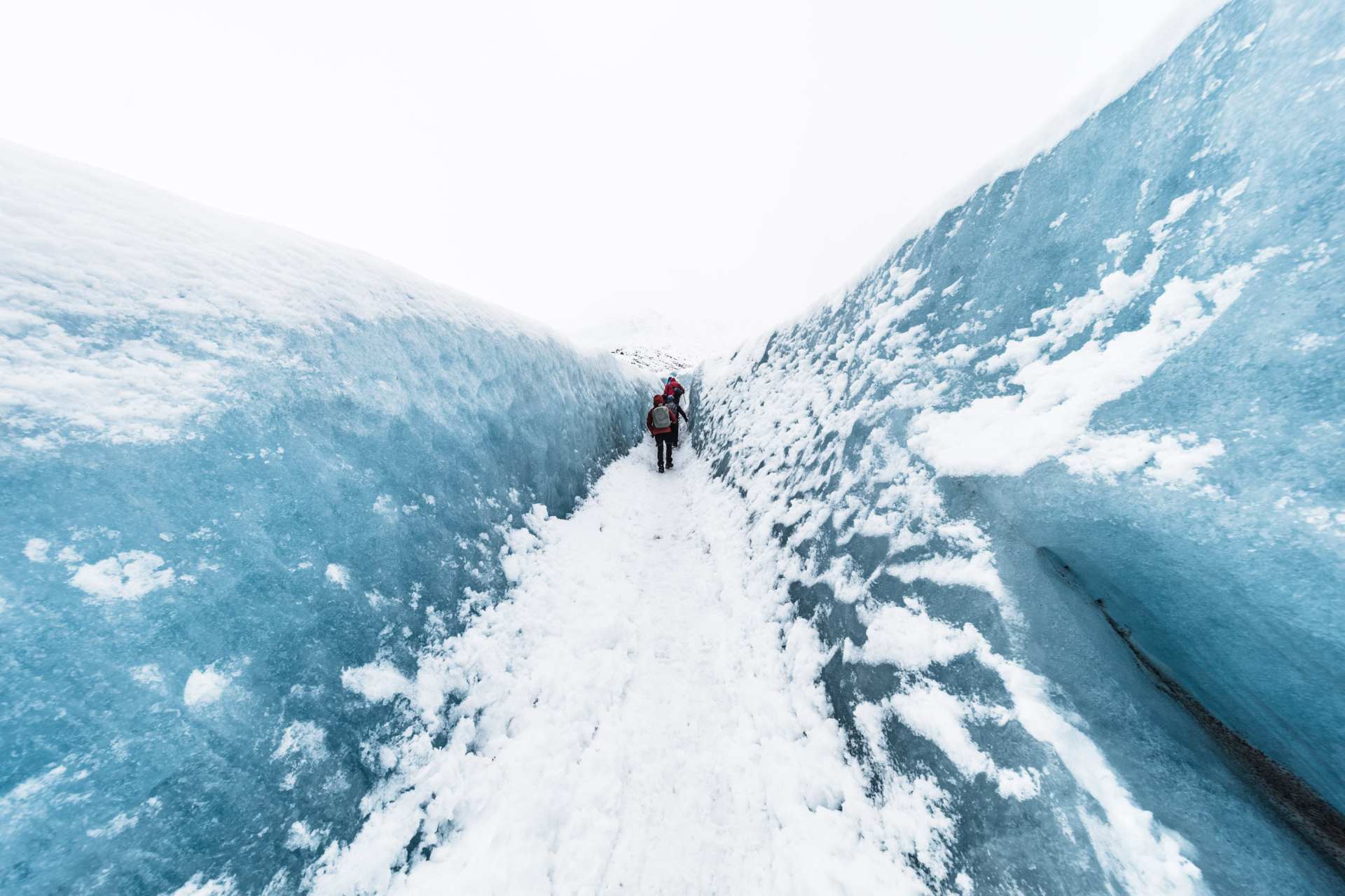 Ghiacciaio Vatnajökull con escursionista in un passaggio di ghiaccio.