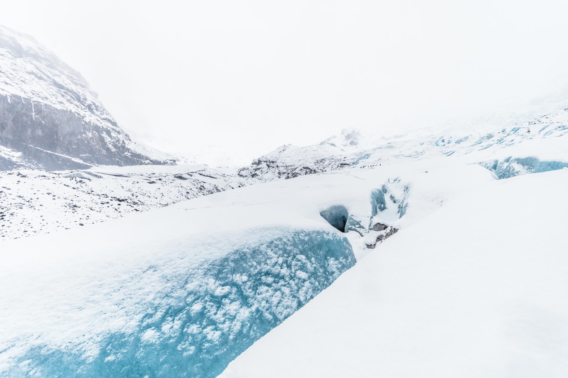 Vista del ghiacciaio sotto il Vatnajökull in Islanda, paesaggio glaciale imponente e suggestivo.