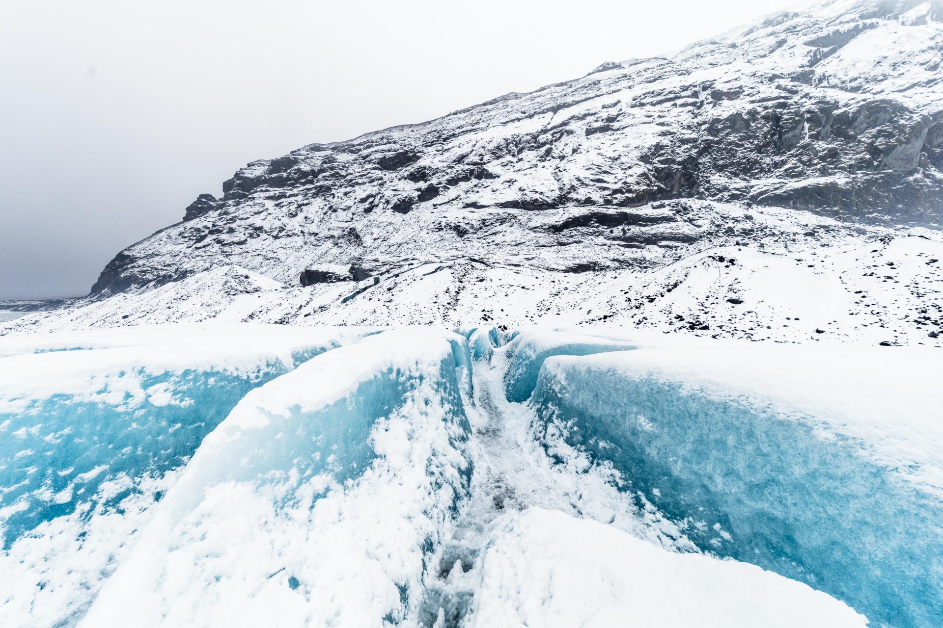 Paesaggio glaciale sotto il Vatnajökull in Islanda, con crepacci e neve.