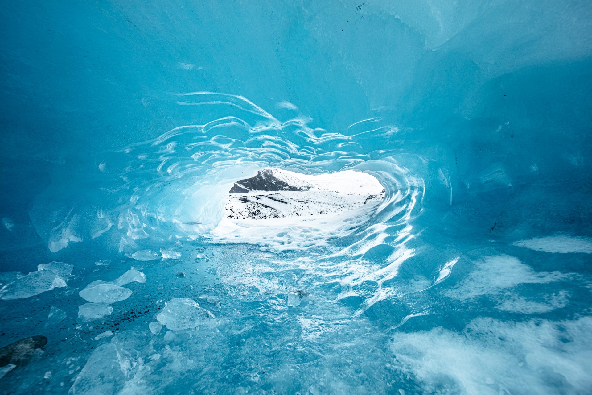 Grotte di ghiaccio blu sotto il Vatnajökull, il più grande ghiacciaio d'Europa, con vista sul paesag.