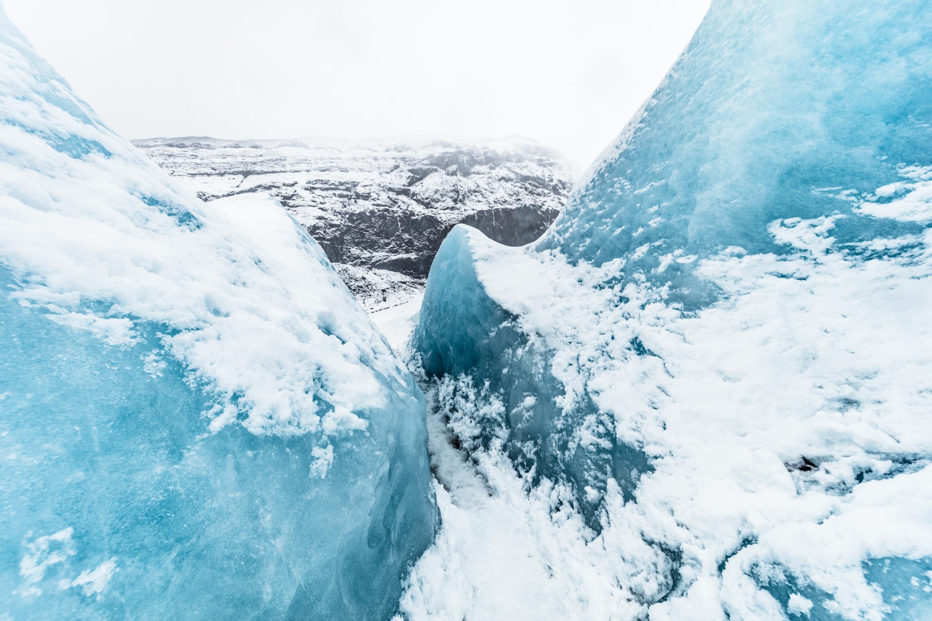 Immagine di ghiaccio blu e bianco sopra il Vatnajökull in Islanda.