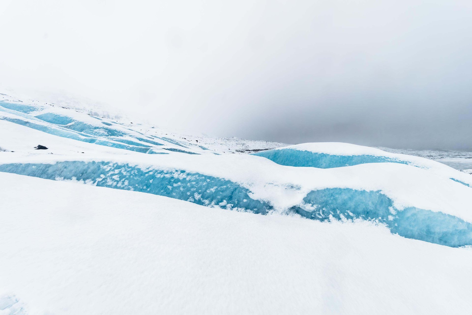 Ghiaccio e neve islanda il più grande ghiacciaio d'Europa, sotto un cielo nuvoloso.