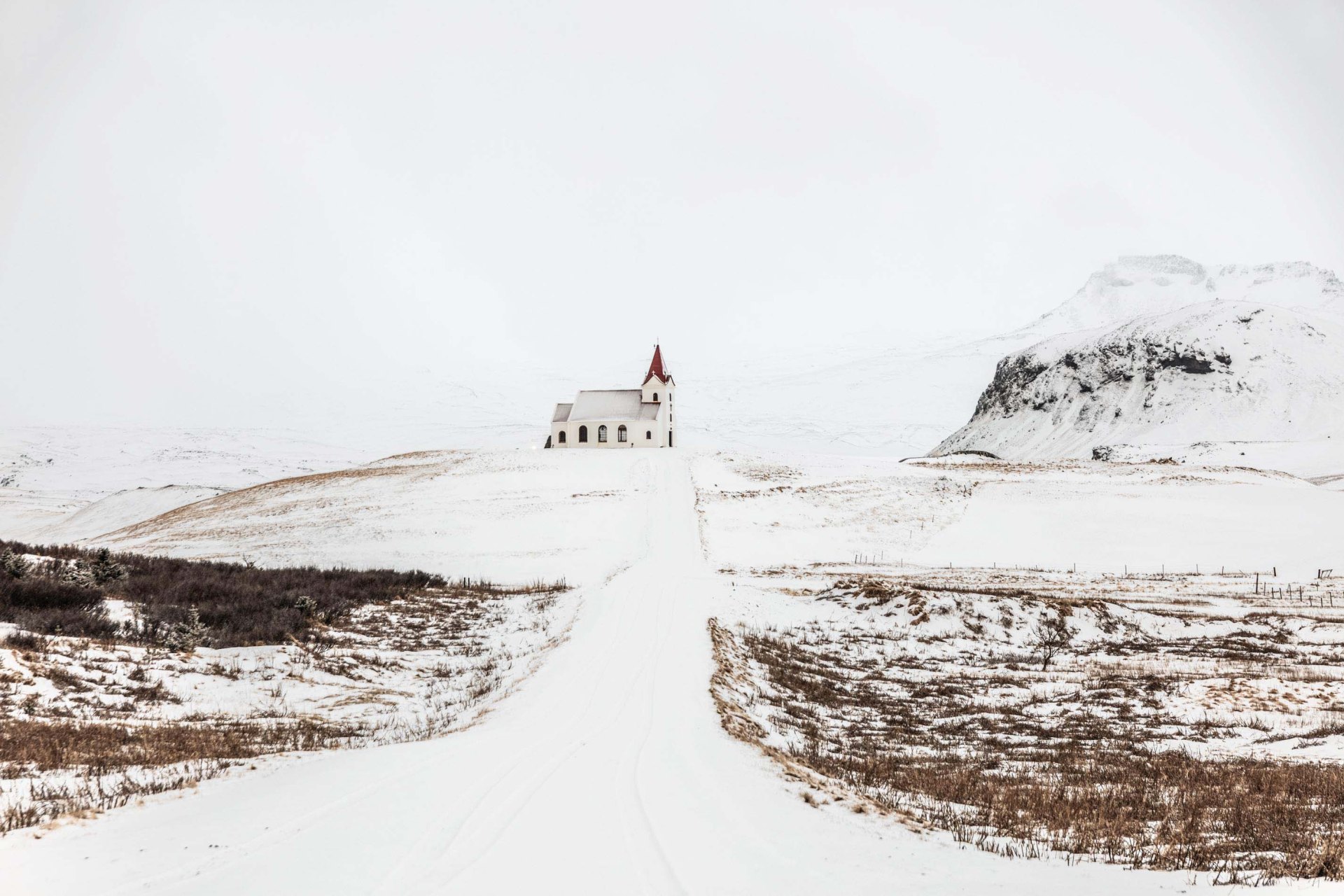 Chiesa di Ingjaldshólskirkja, paesaggio invernale con neve e strada prospettica, Meraviglie dell'Islanda