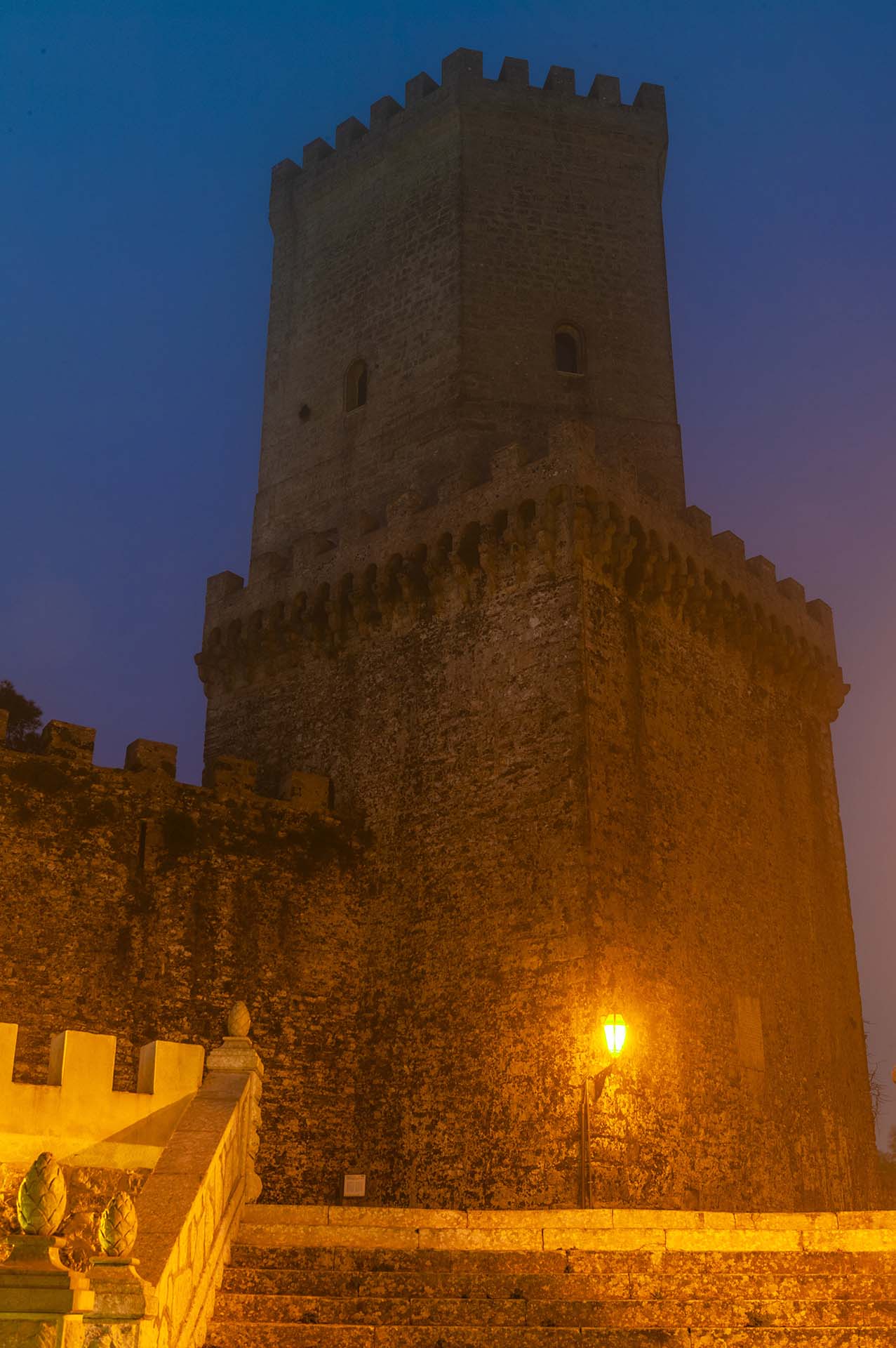 DE7U5340-Erice, la torre di Venere tra luci e nebbia
