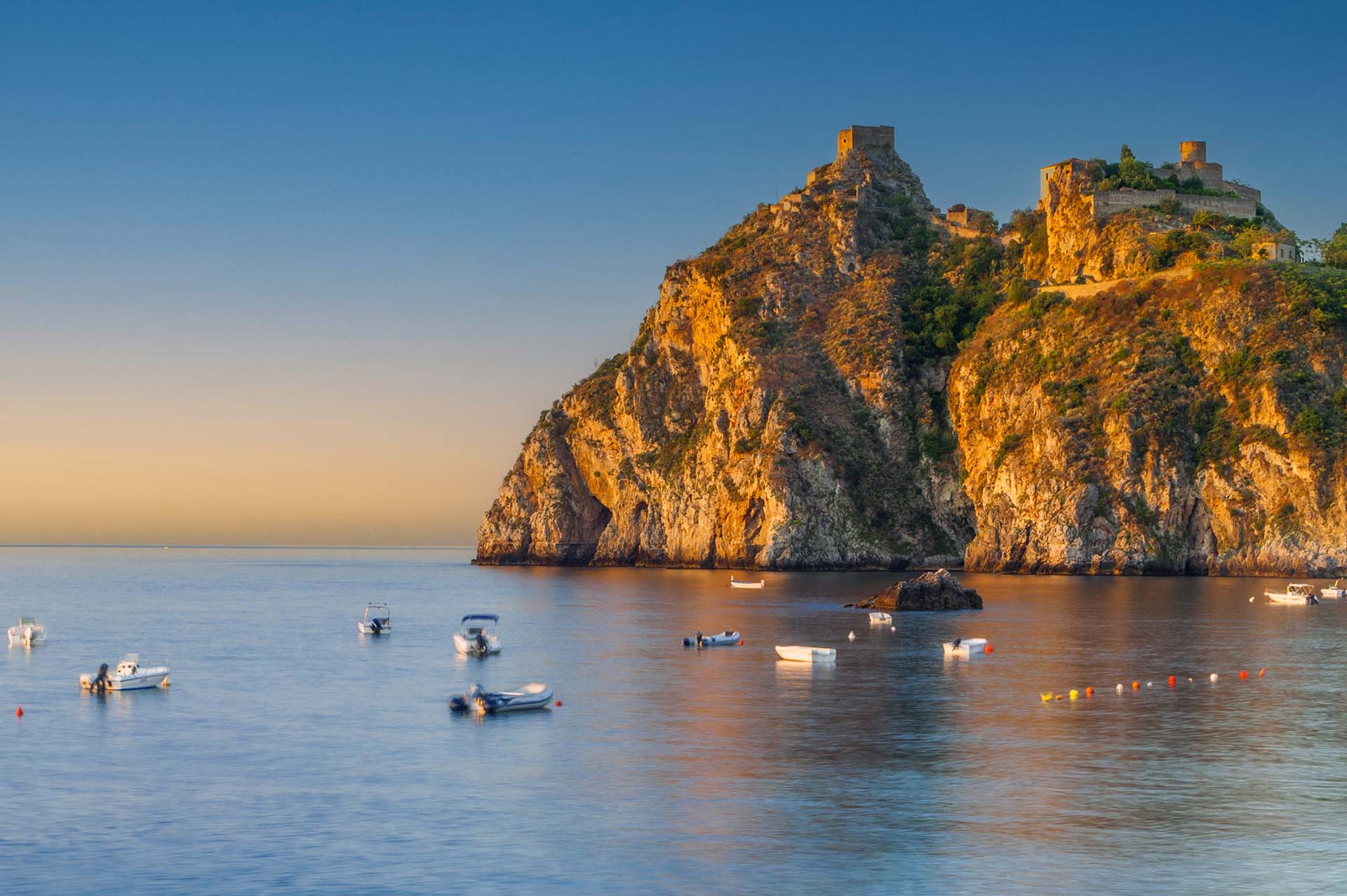 Alba dorata sul Castello di Sant’Alessio, il risveglio del Capo
