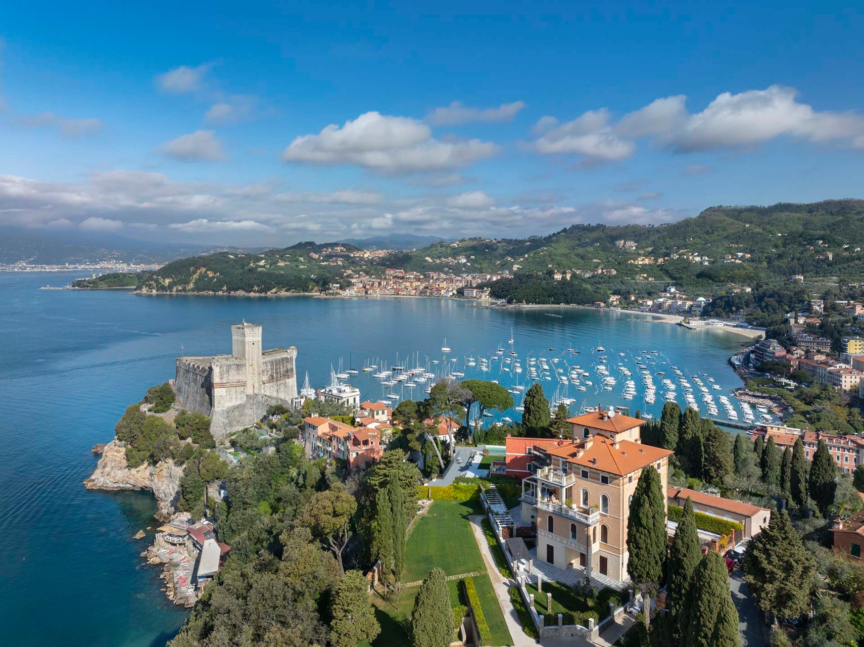 La baia di Lerici con Castello San Giorgio.