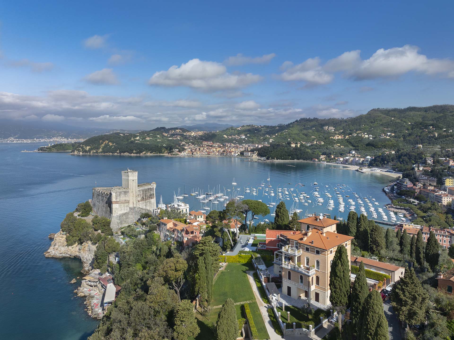 La baia di Lerici con Castello San Giorgio.