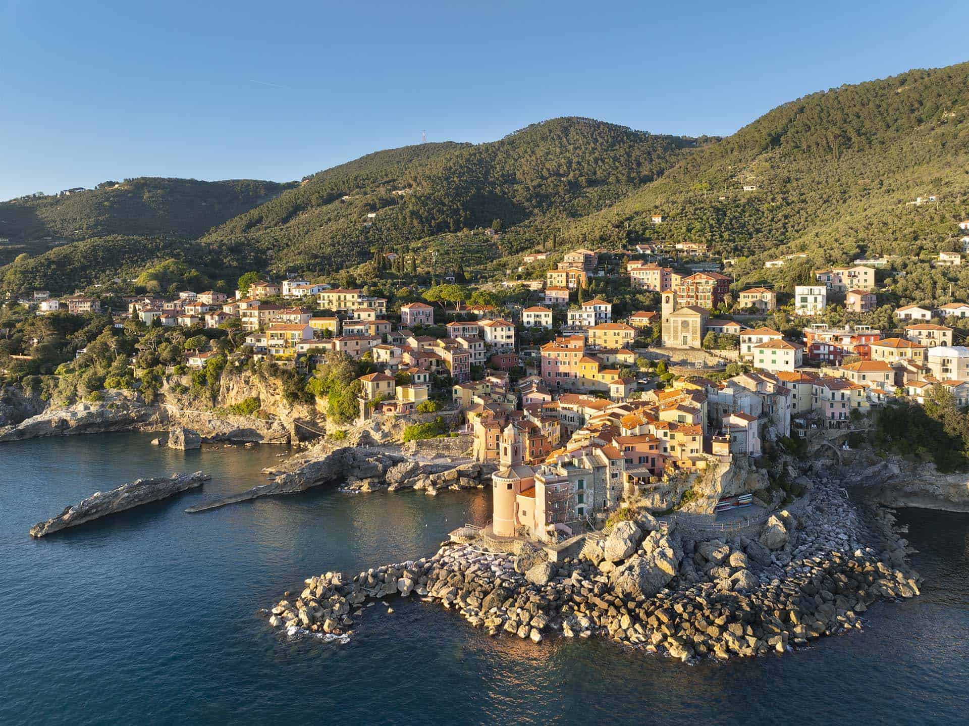 Tellaro dall’alto: storia e segreti del borgo visto da una nuova prospettiva