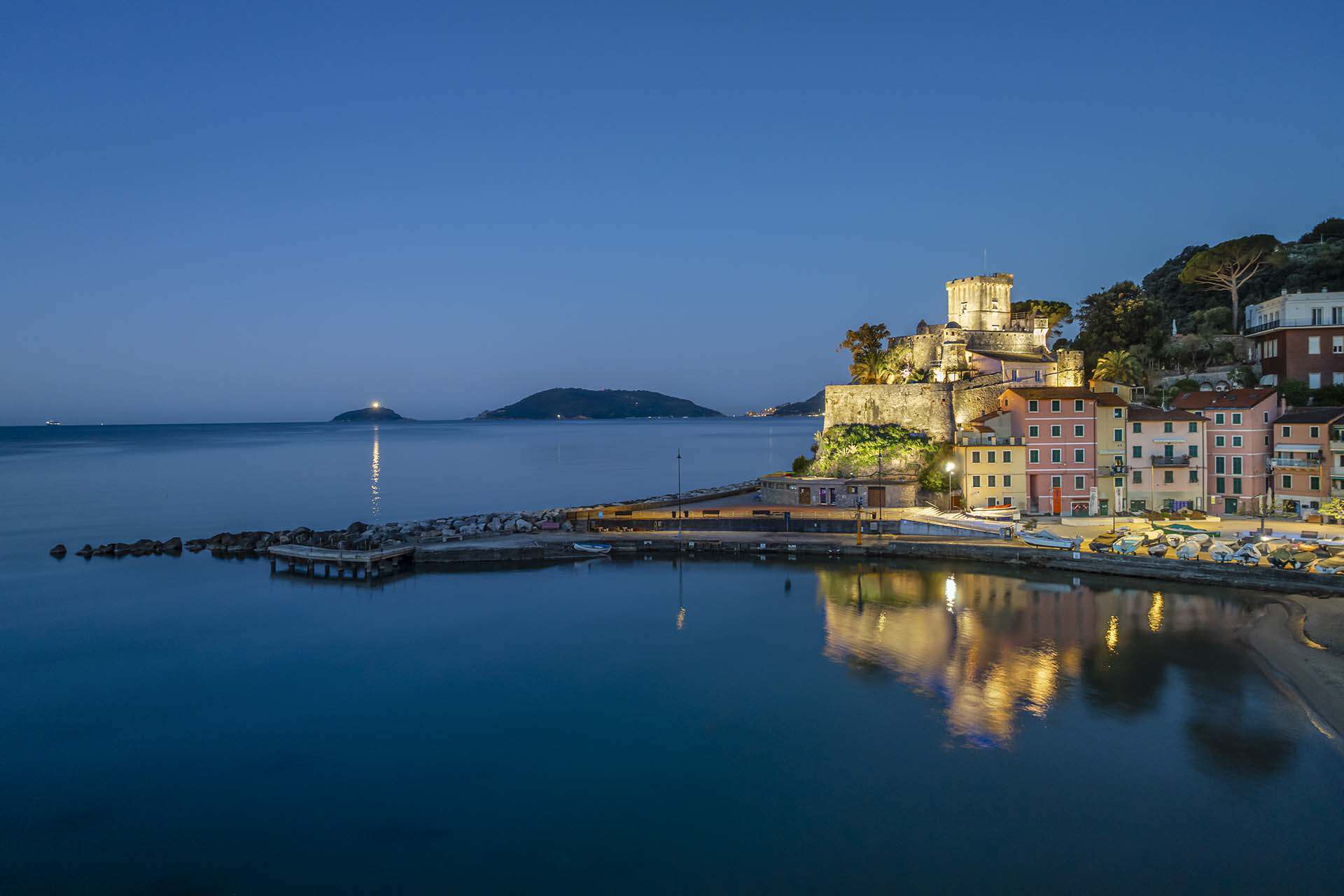 Castello di San Terenzo: Guida alla Fortezza che domina il Golfo dei Poeti.