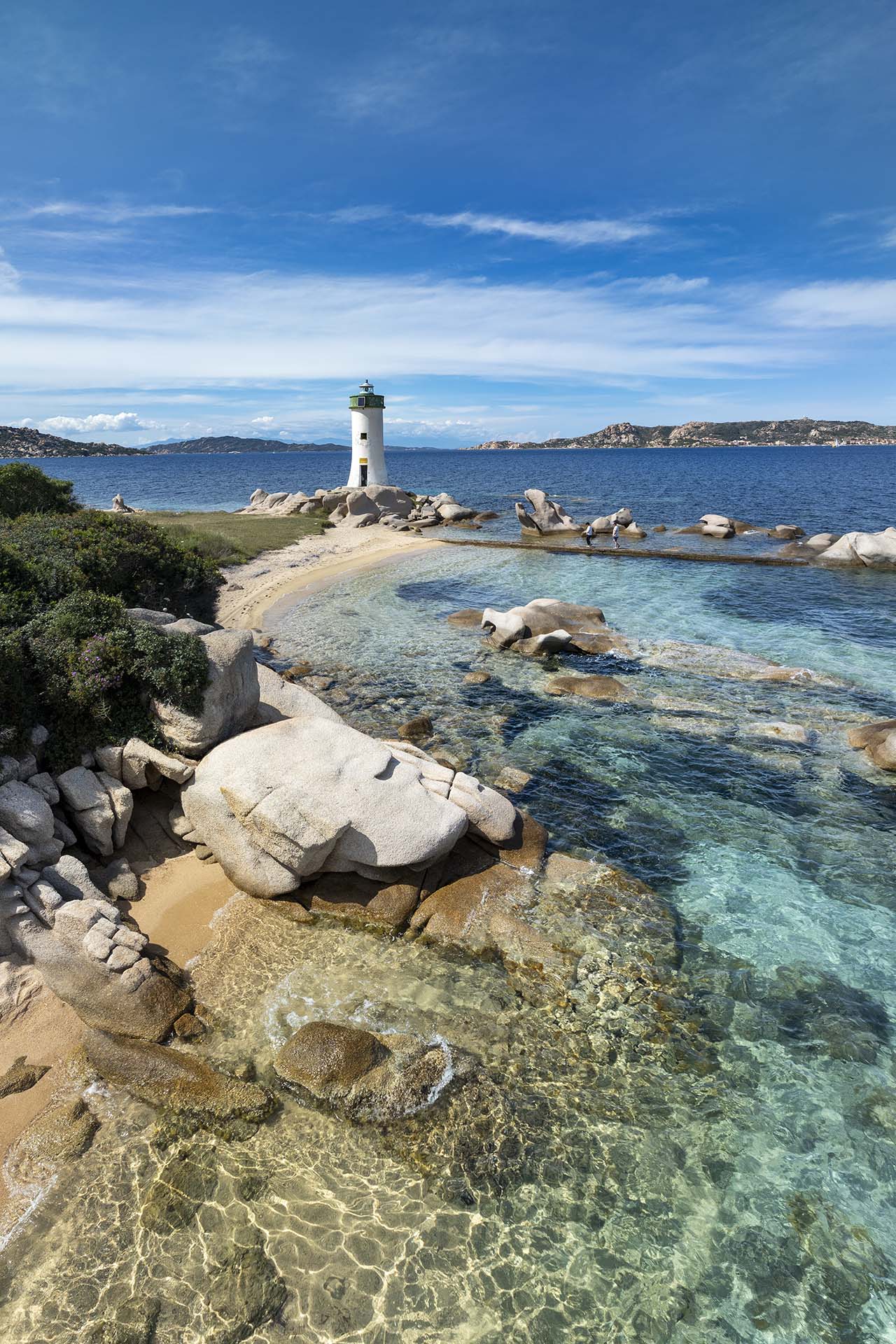 Scoprire Palau: Il Fascino del Faro di Punta Palau e della sua Costa.
