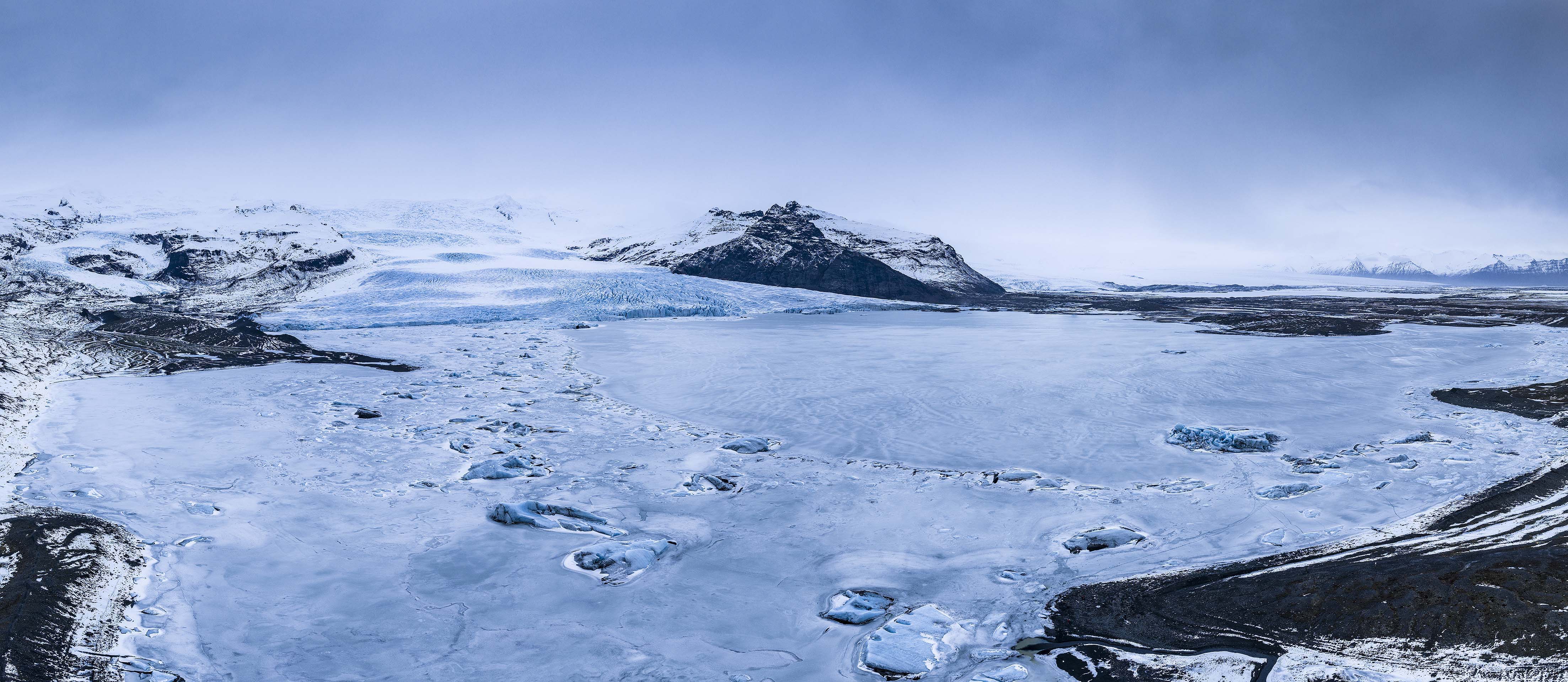 Fjallsárlón: "La fragilità del ghiaccio a Fjallsárlón, un monito visivo per l'Earth Day."