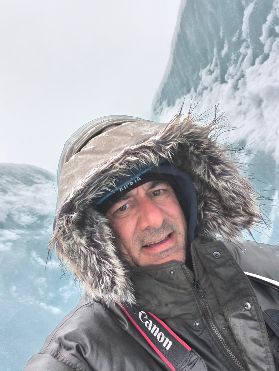 Nino Bartuccio Esploratore in abbigliamento invernale con cappuccio sulla calotta glaciale Vatnajökull in Islanda.