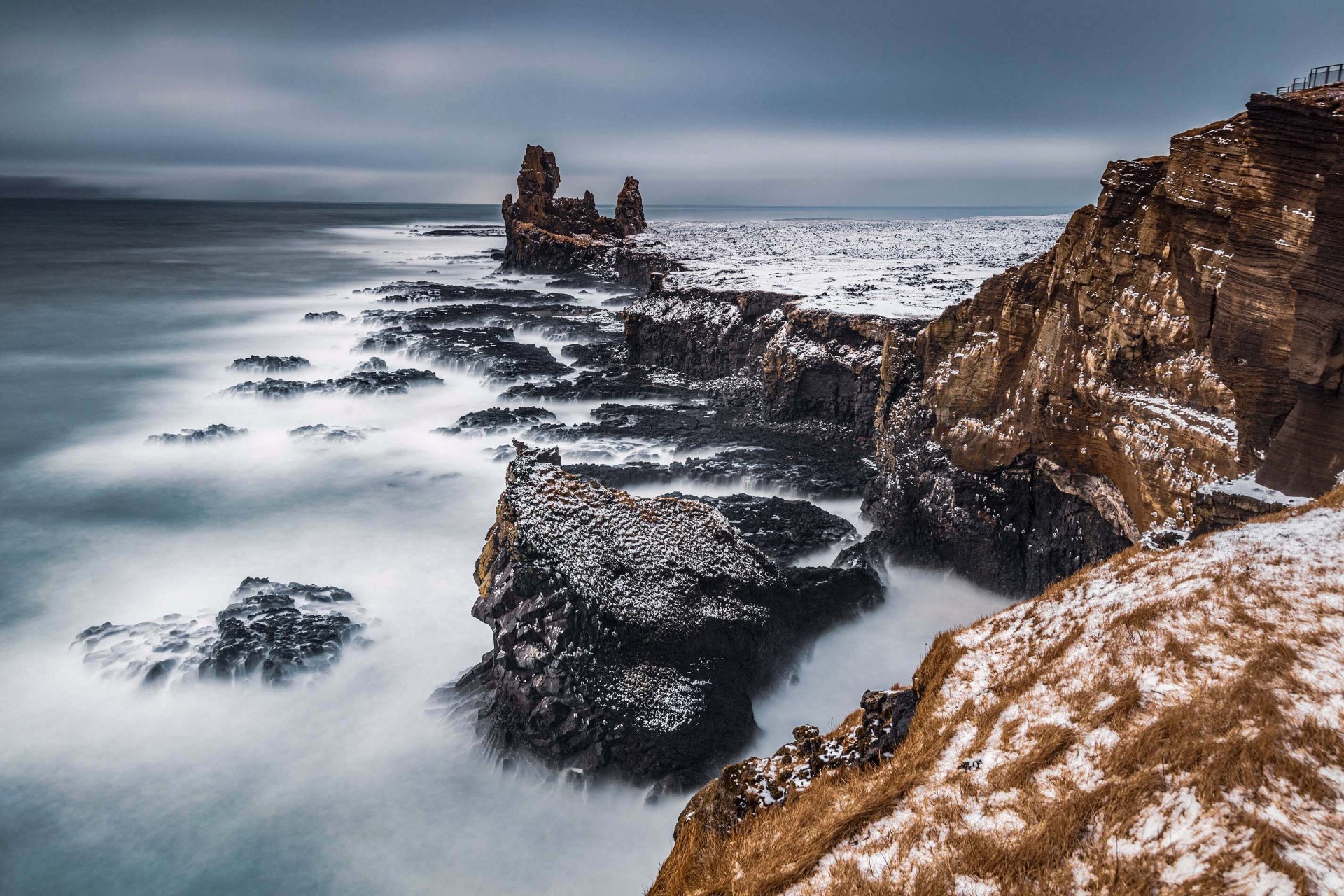Giganti di basalto sulla costa di Snæfellsnes, Islanda, con onde che si infrangono sulle rocce.