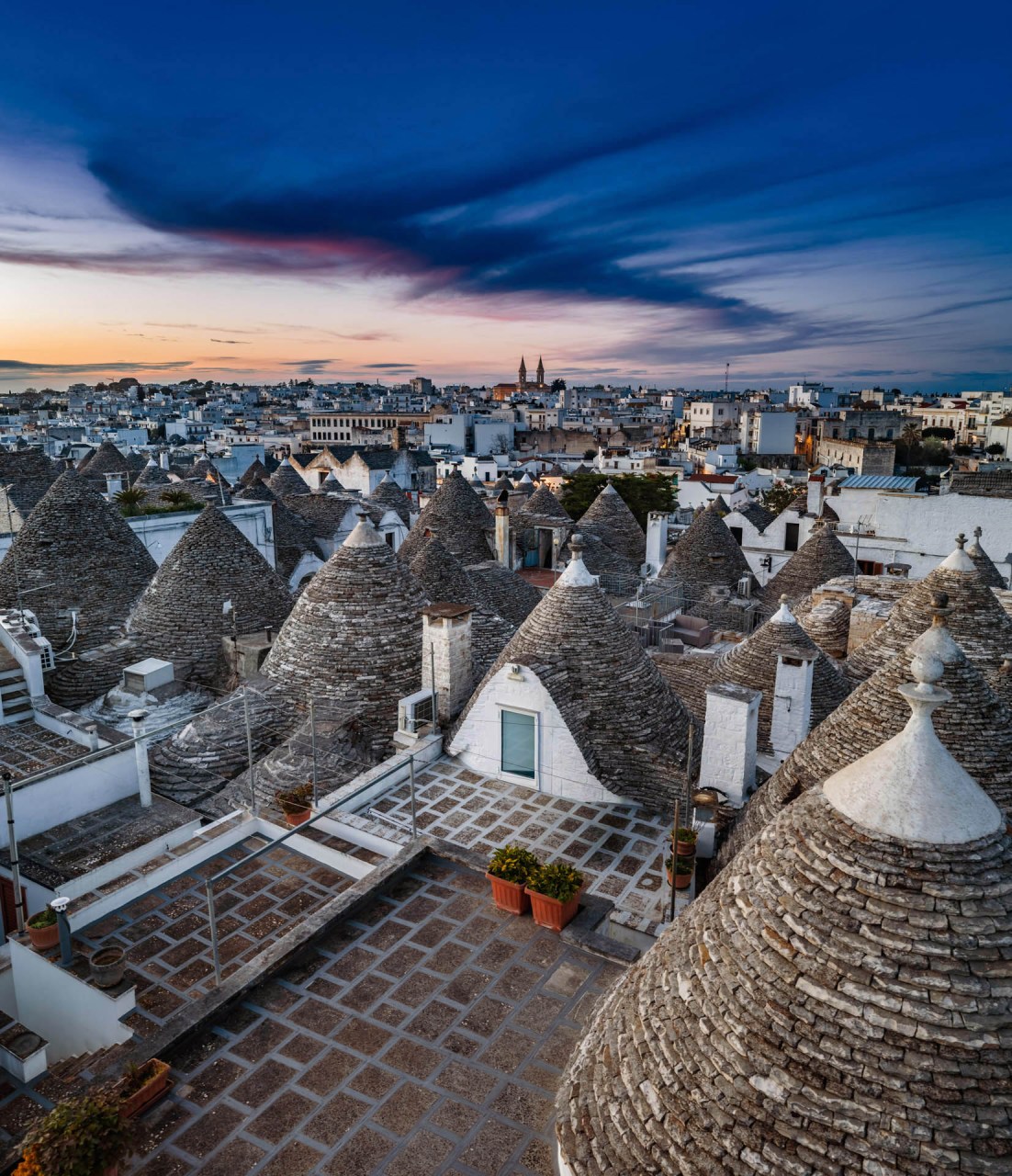 Veduta aerea dei trulli di Alberobello al tramonto, Puglia, Italia.