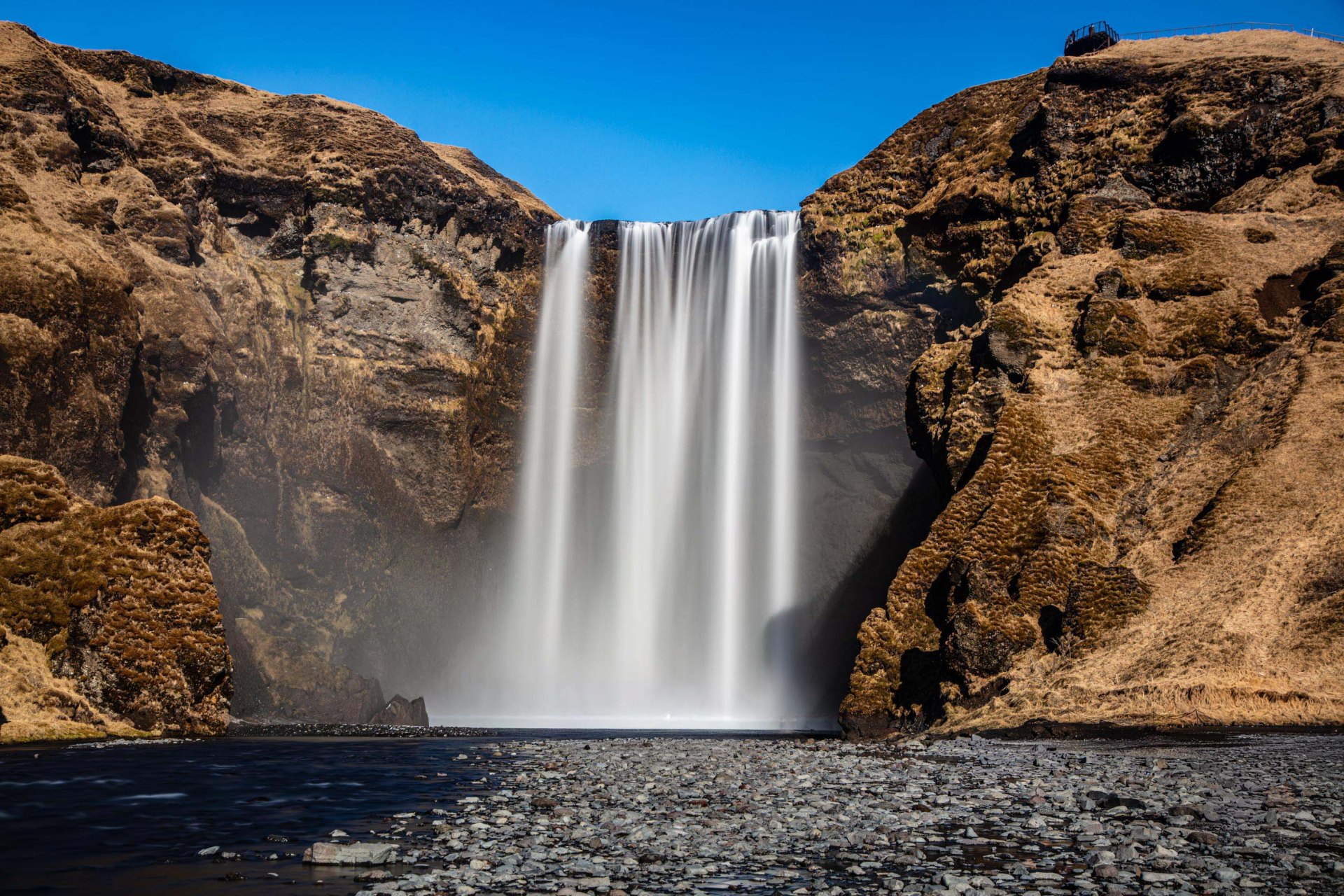 Cascata Skógafoss Islanda, salto d'acqua di 60 metri e arcobaleno, fotografia professionale di 101-zone.com