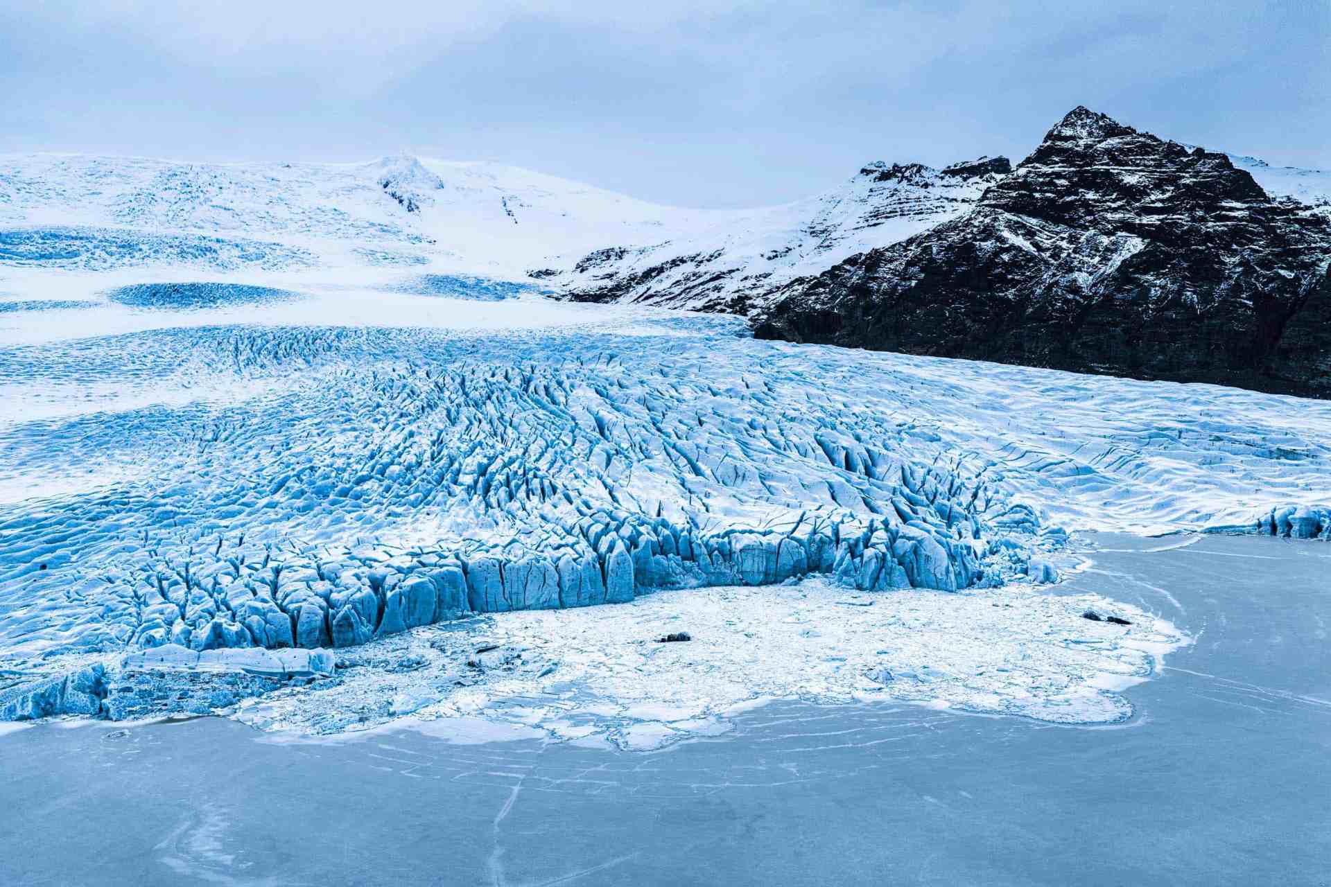 Islanda, Fjallsárlón, laguna glaciale, fotografia con drone, riprese aeree, servizi fotografici di viaggio, turismo Islanda, fotografia di paesaggio, cambiamento climatico ghiacciai, droni e turismo, marketing territoriale, video con drone, macchina fotografica professionale, viaggio fotografico, Vatnajökull.