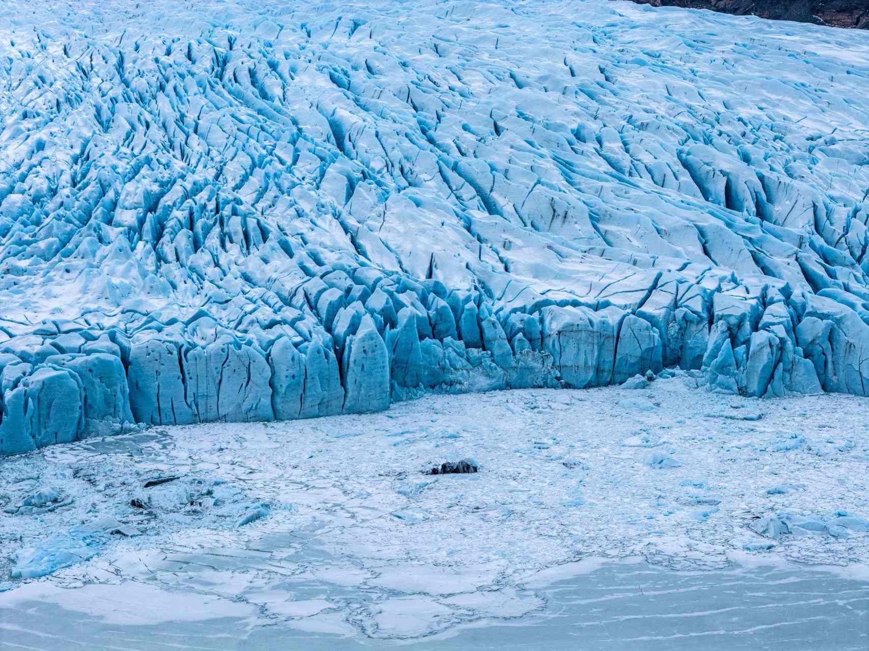 Islanda, Fjallsárlón, laguna glaciale, fotografia con drone, riprese aeree, servizi fotografici di viaggio, turismo Islanda, fotografia di paesaggio, cambiamento climatico ghiacciai, droni e turismo, marketing territoriale, video con drone, macchina fotografica professionale, viaggio fotografico, Vatnajökull.