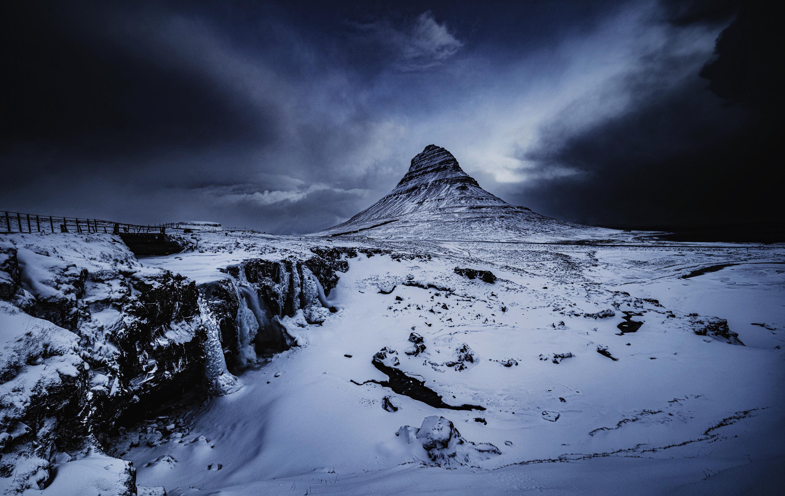 Kirkjufell e Kirkjufellsfoss: L’Icona d’Inverno nel Cuore dell’Islanda