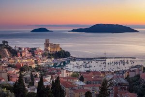 Panorama di Lerici al tramonto con il castello e il mare, perfetto per catturare la magia del Golfo.