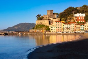 San Terenzo , frazione di Lerici con il castello all'alba.