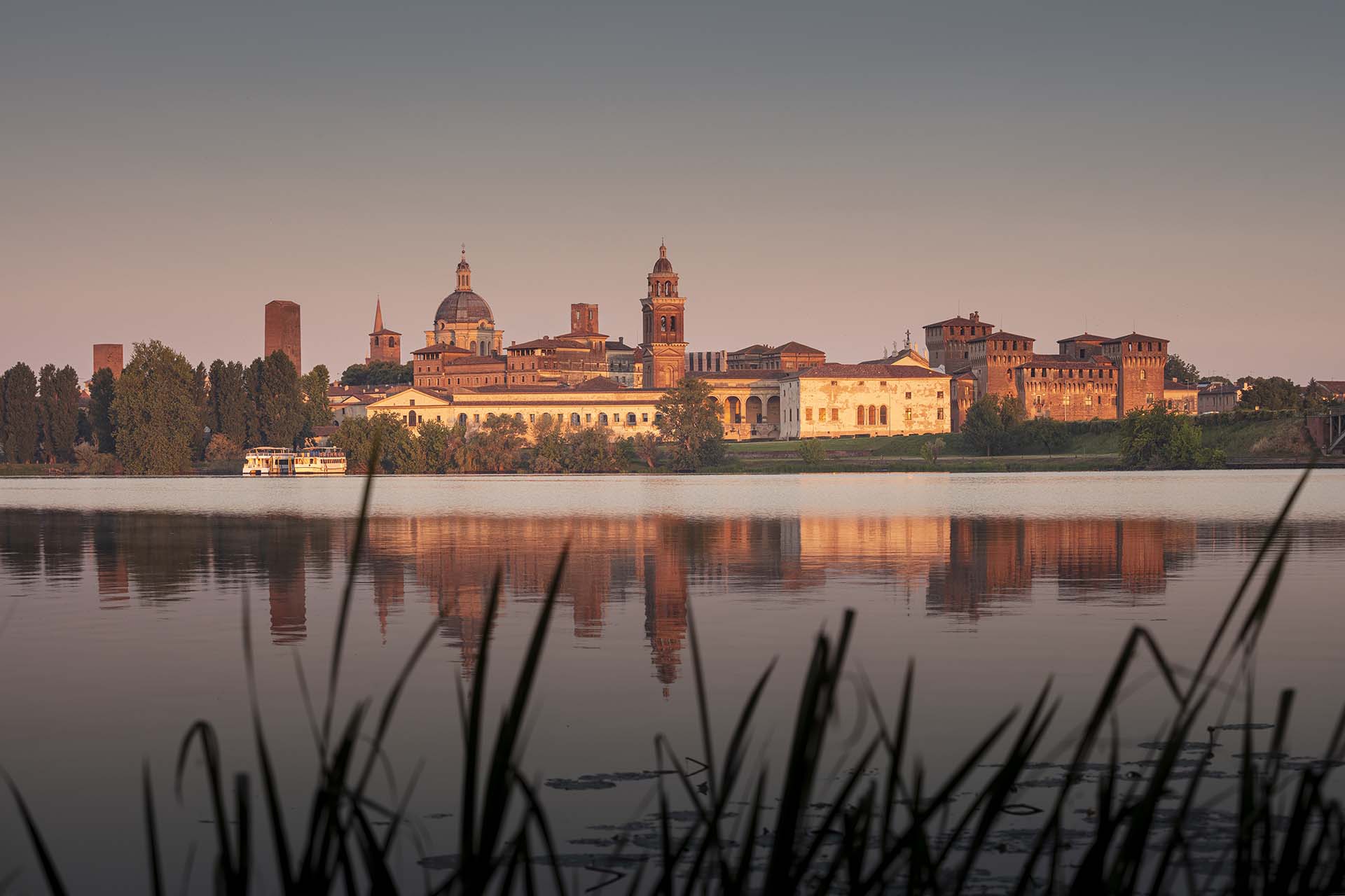 Vista di Mantova alle prime luci del giorno.