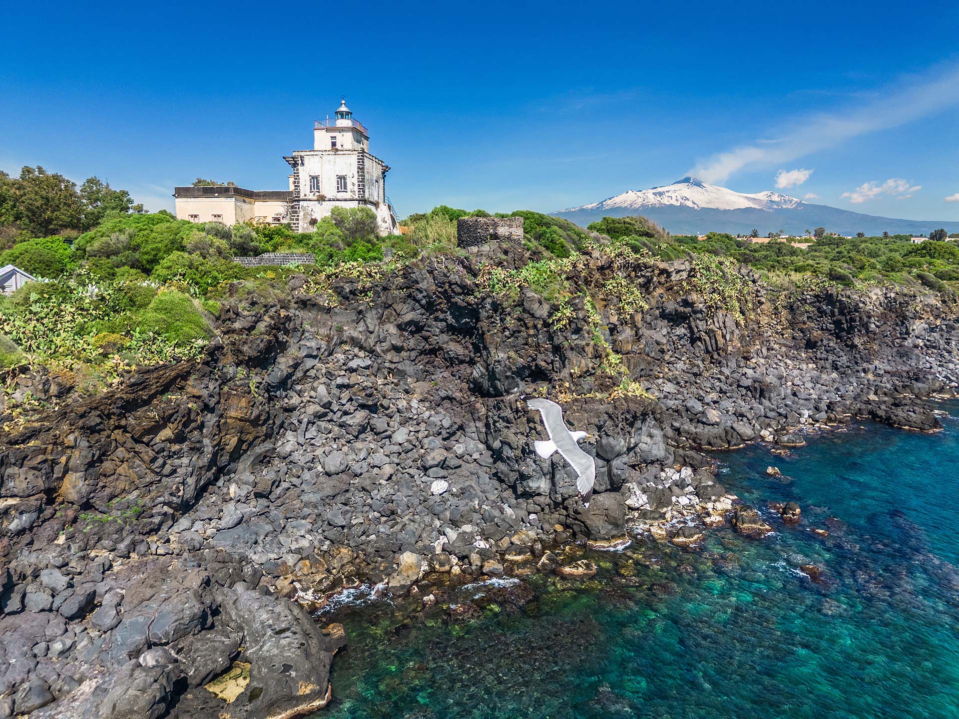 La scogliera lavica del Faro di Capo Mulini, ai piedi dell’Etna