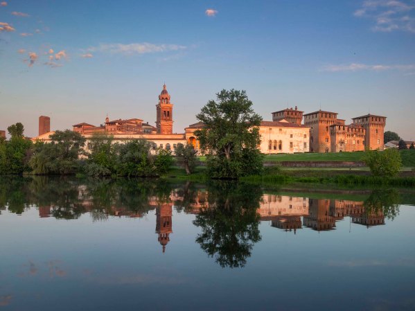 I riflessi di Mantova nel lago Inferiore al sorgere del sole