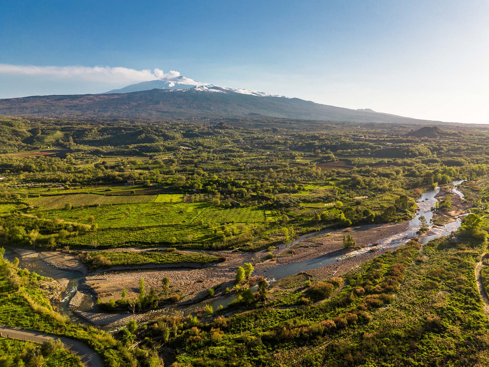 La splendida Valle dell’Alcantara a Castiglione di Sicilia, il viaggio del fiume verso il mare
