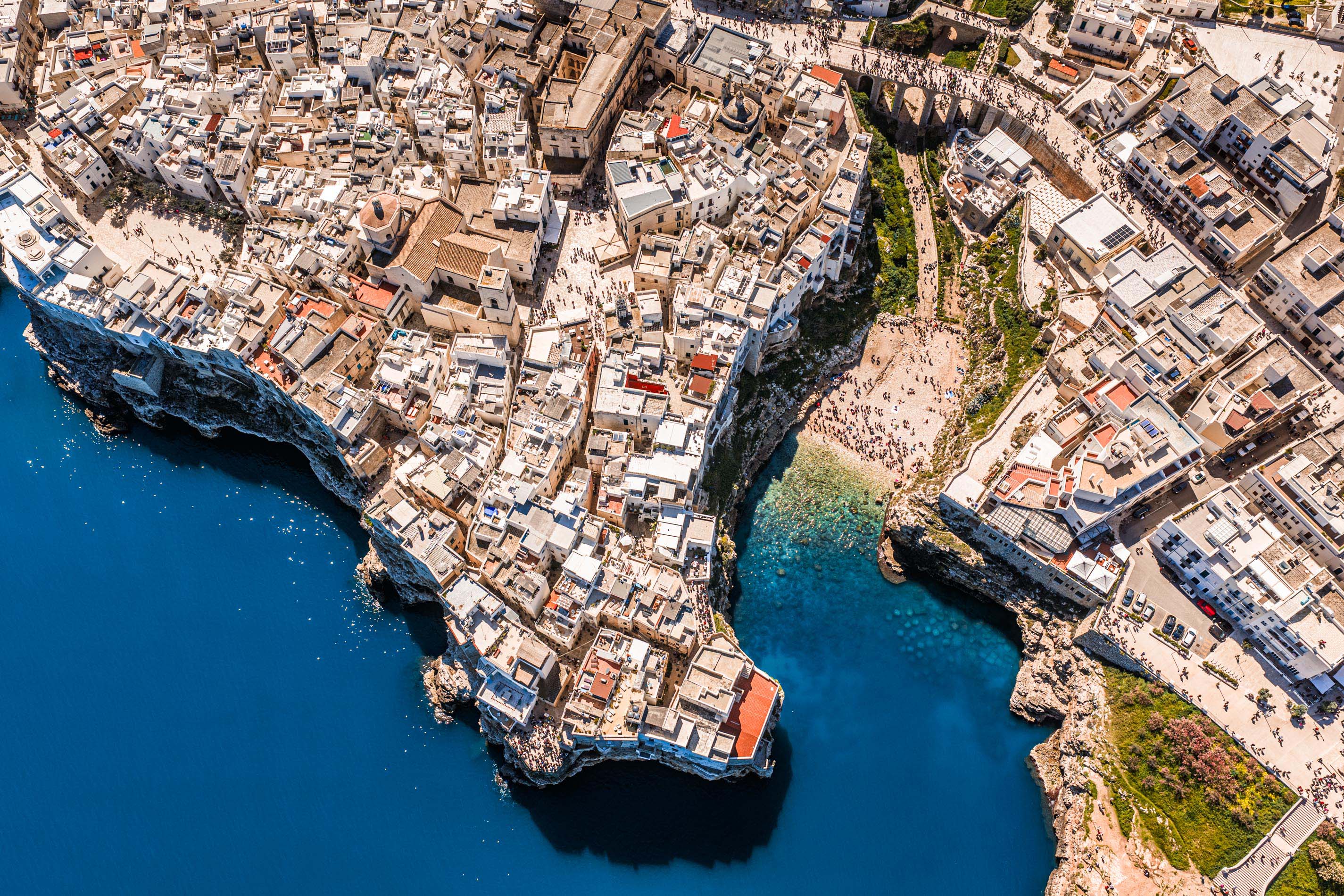 Polignano a Mare: L’Architettura del Respiro tra Roccia e Blu