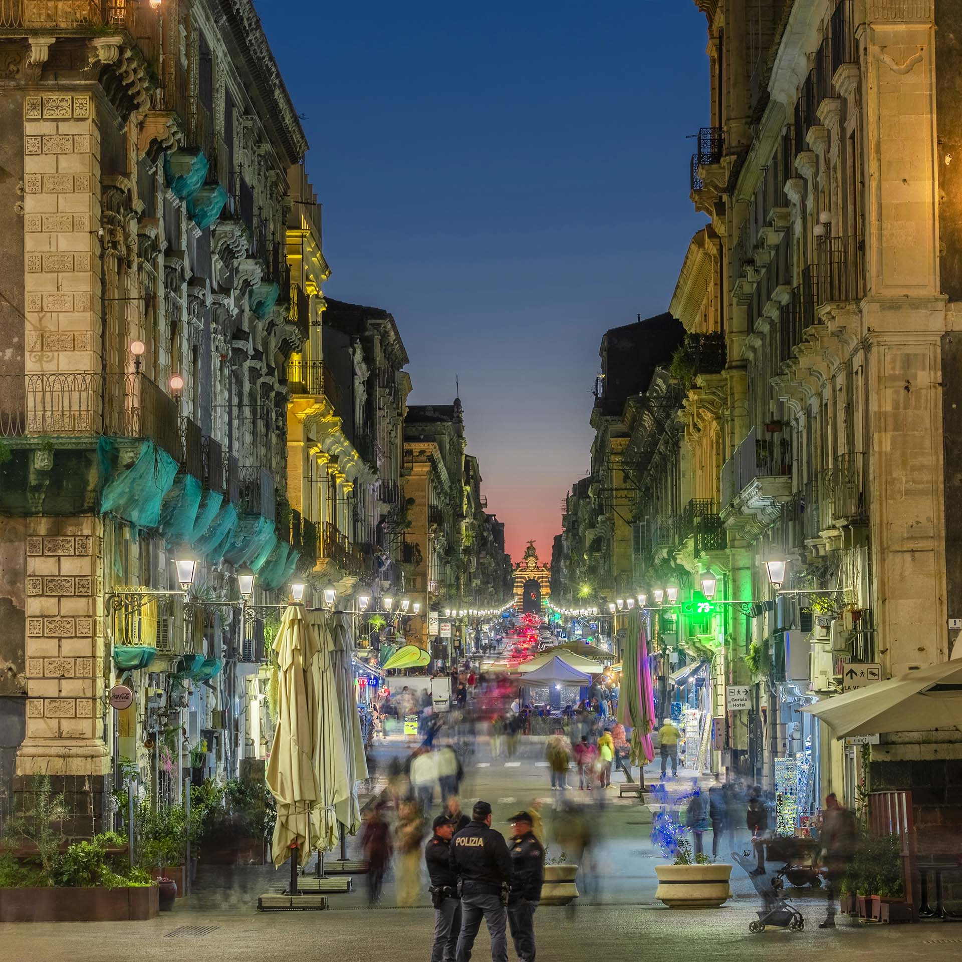 Tramonto Barocco in via Garibaldi, Catania, con edifici storici e atmosfera vivace.